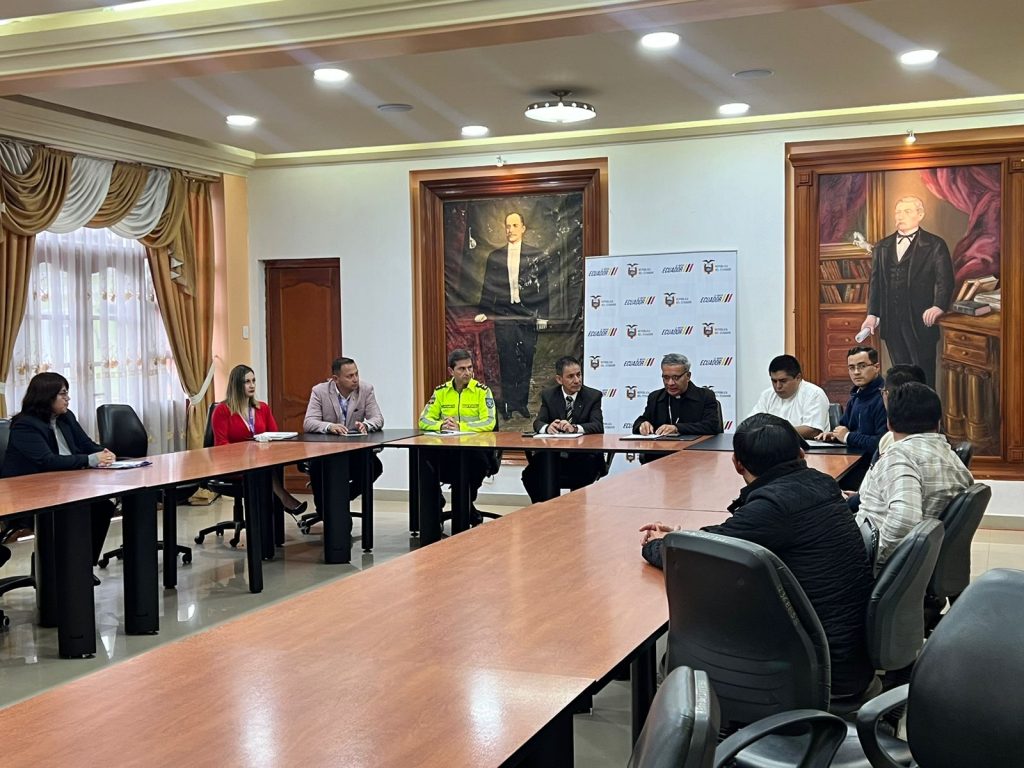 Monseñor Hermenegildo Torres, la Comisión Diocesana y autoridades locales unidos para recibir a la Virgen de El Cisne