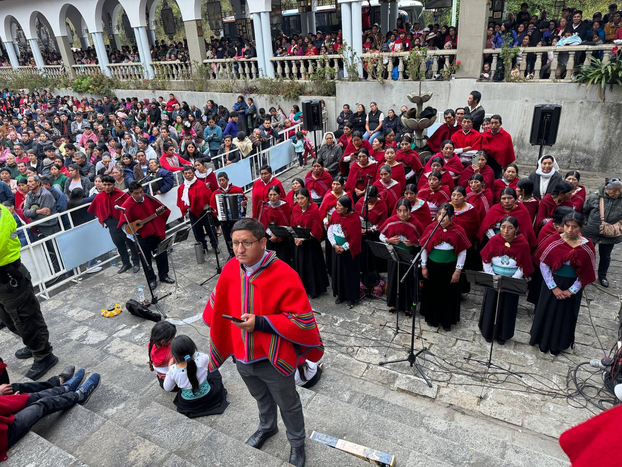 Coro Indígena Sorprende en Misa en Honor a la Virgen de El Cisne