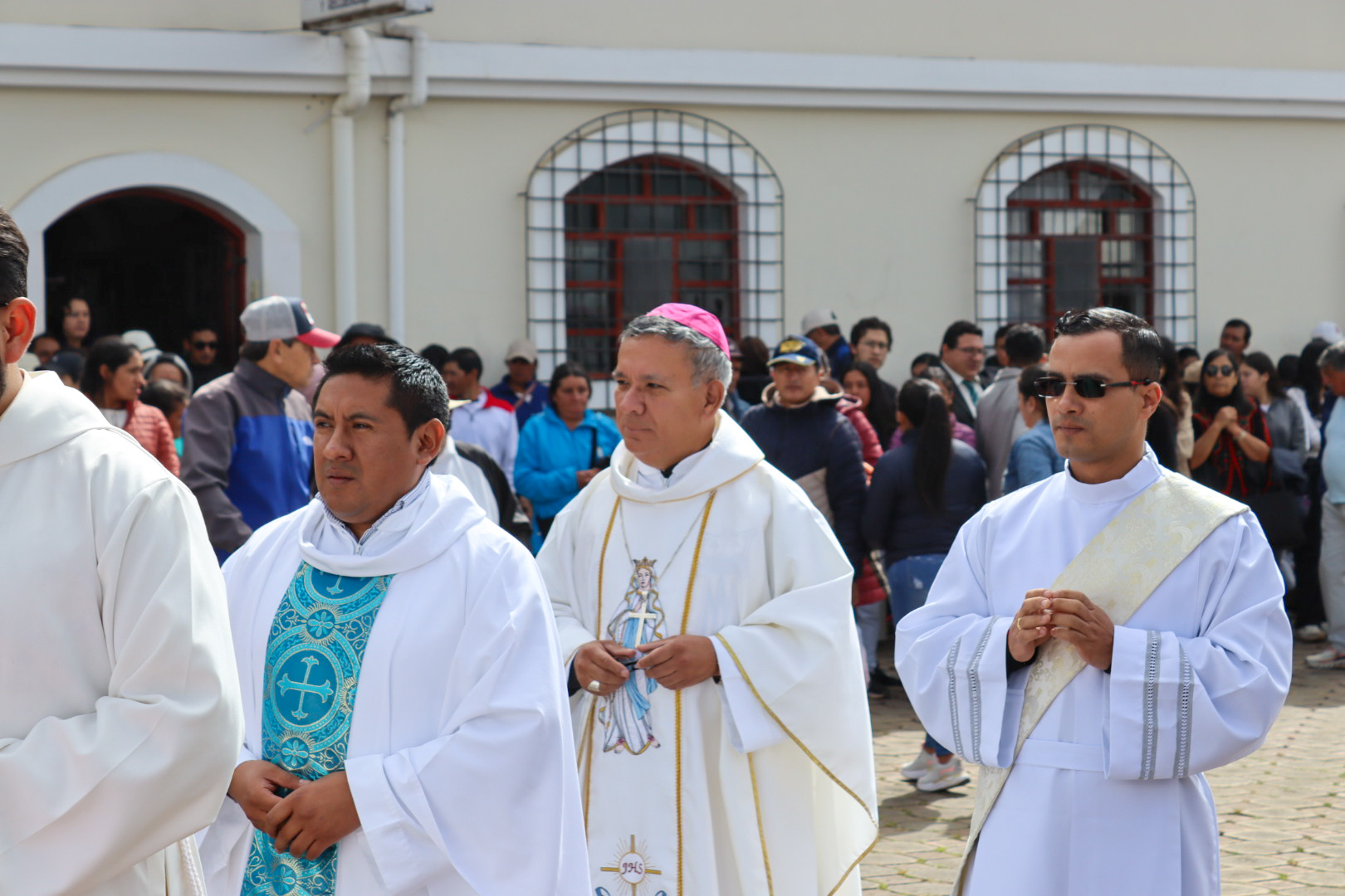 Caminata de fe al Monasterio de Lourdes reúne a más de 2000 peregrinos desde San Miguel. Mons. Hermenegildo Torres Asanza.Padre Fabian Lema. Diac