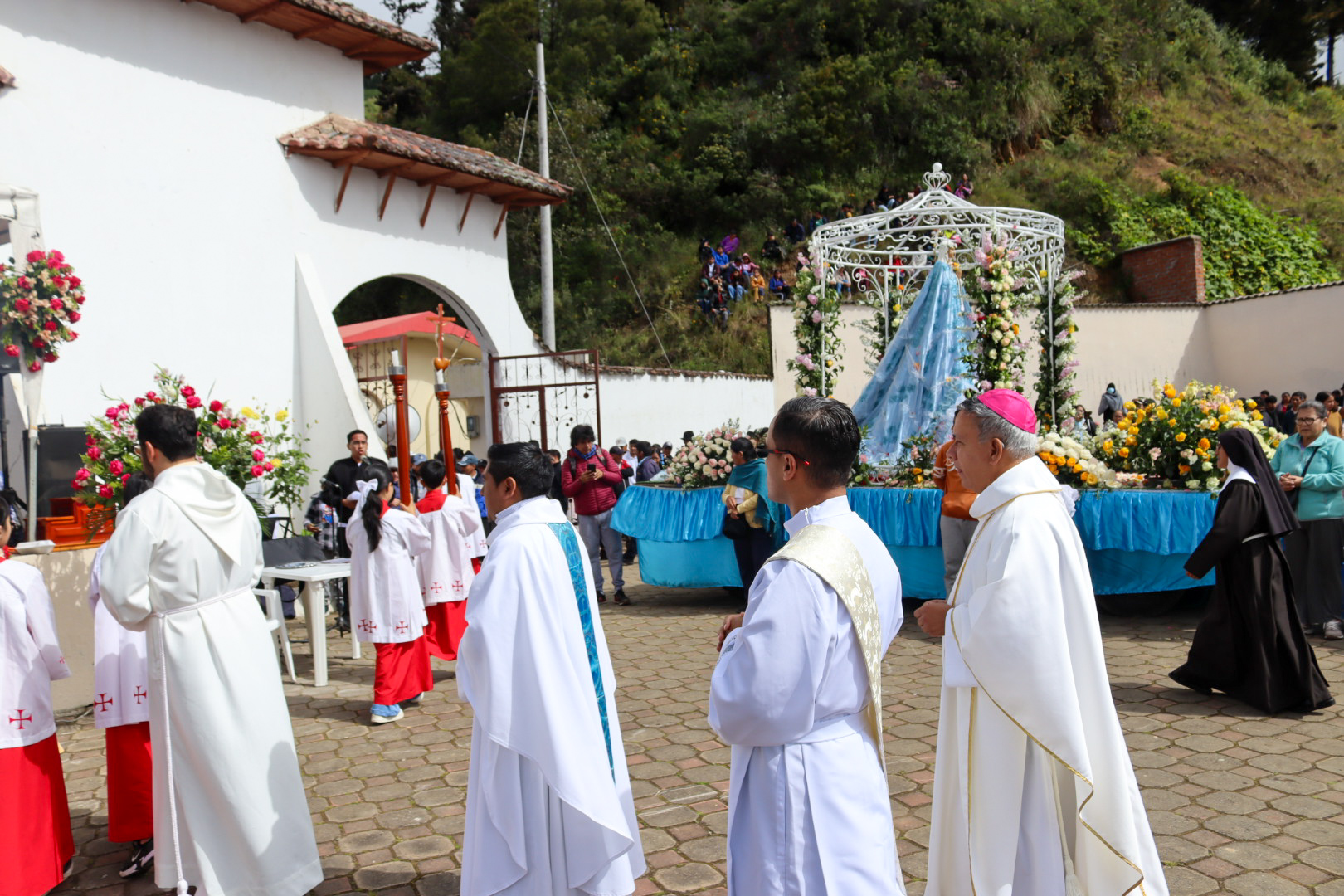 Caminata de fe al Monasterio de Lourdes reúne a más de 2000 peregrinos desde San Miguel