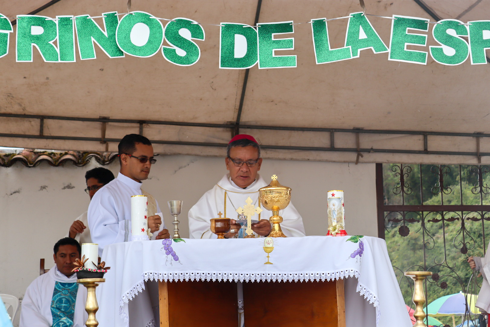 Caminata de fe al Monasterio de Lourdes reúne a más de 2000 peregrinos desde San Miguel. Mons Hermenegildo Torres Asanza