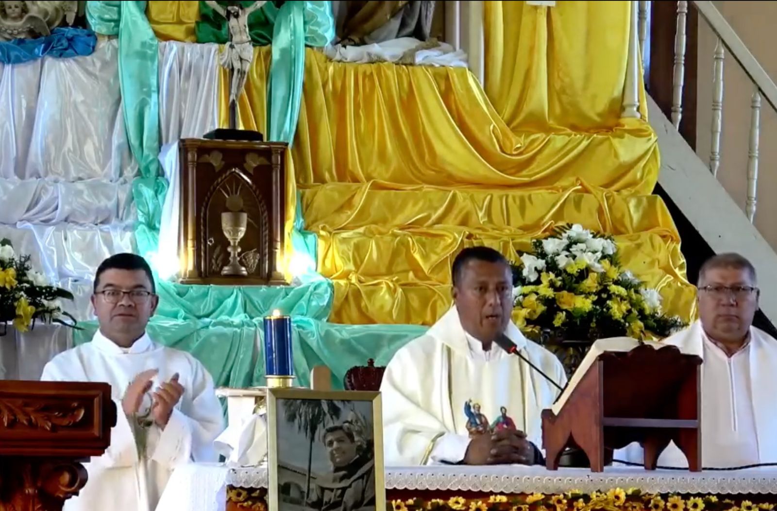 Develamiento de estatua en honor a Fray Walter Verdezoto en la parroquia San José de Chimbo