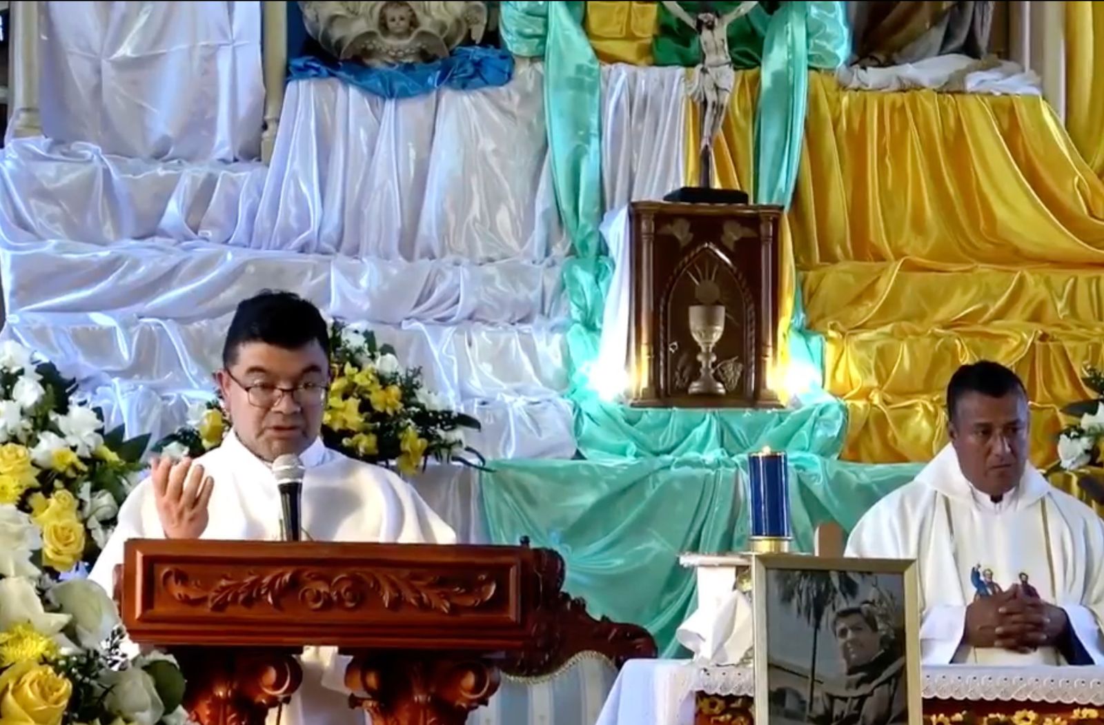Develamiento de estatua en honor a Fray Walter Verdezoto en la parroquia San José de Chimbo