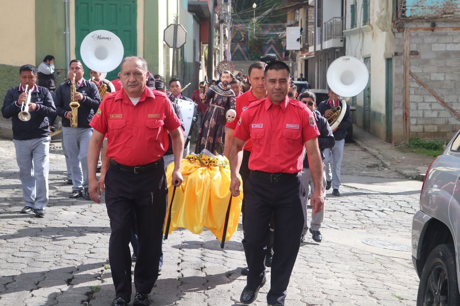 Develamiento de estatua en honor a Fray Walter Verdezoto en la parroquia San José de Chimbo