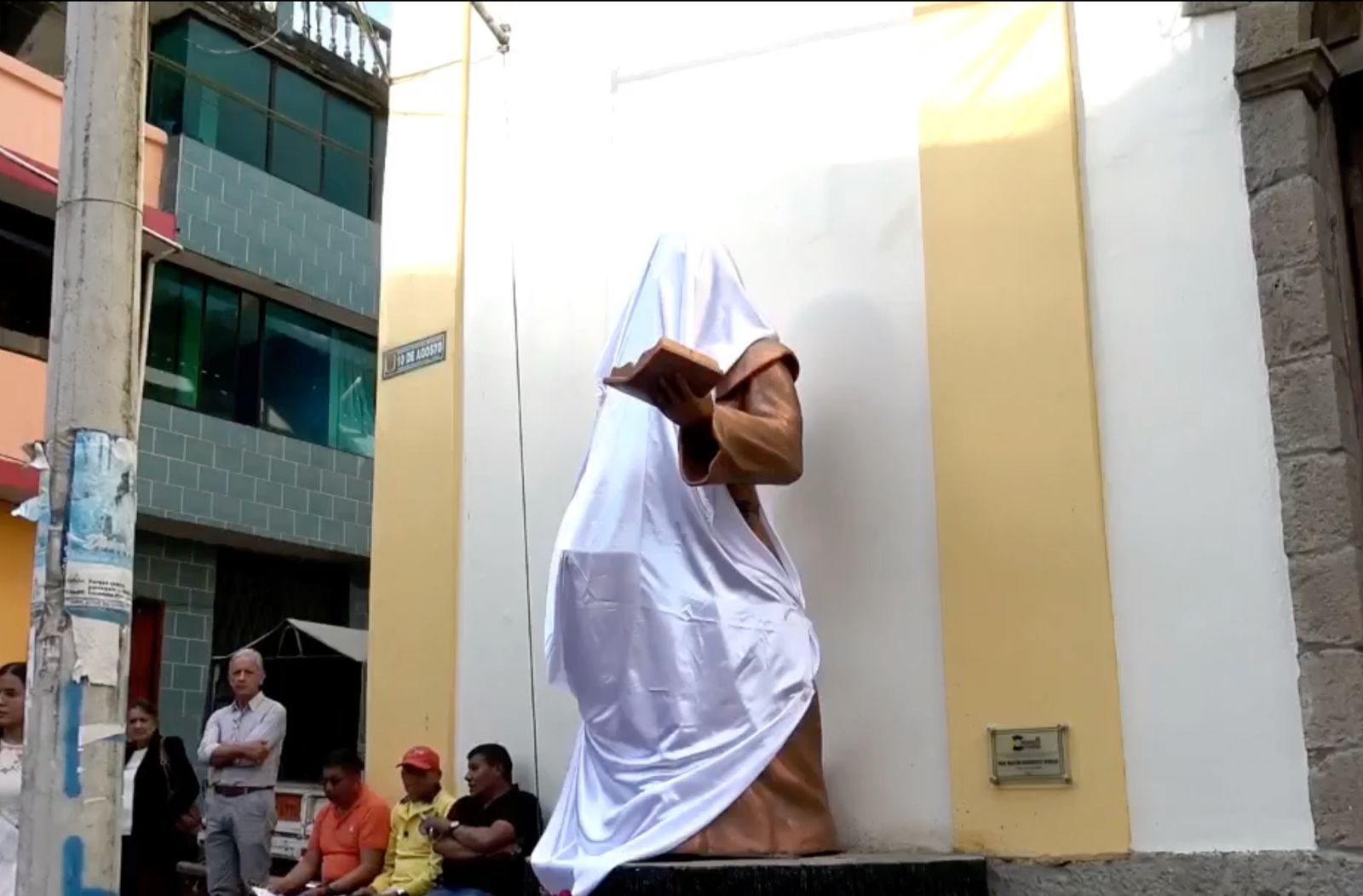 Develamiento de estatua en honor a Fray Walter Verdezoto en la parroquia San José de Chimbo