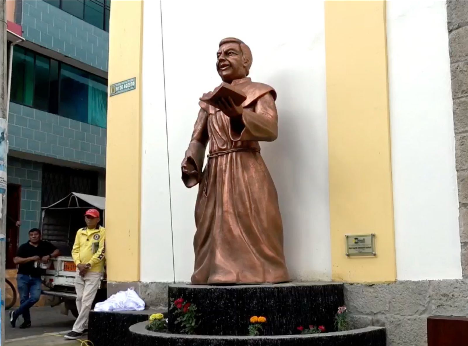 Develamiento de estatua en honor a Fray Walter Verdezoto en la parroquia San José de Chimbo