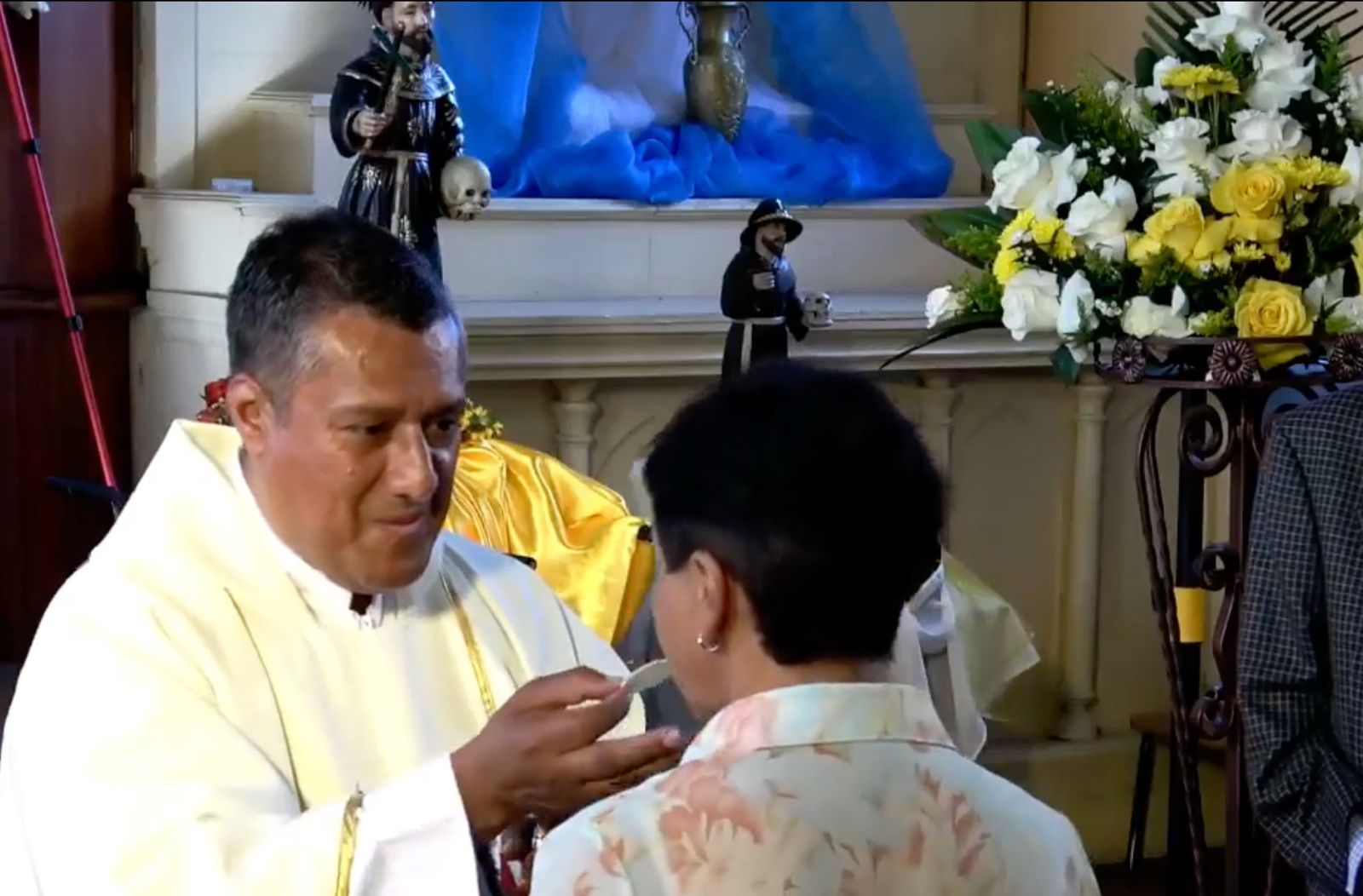 Develamiento de estatua en honor a Fray Walter Verdezoto en la parroquia San José de Chimbo