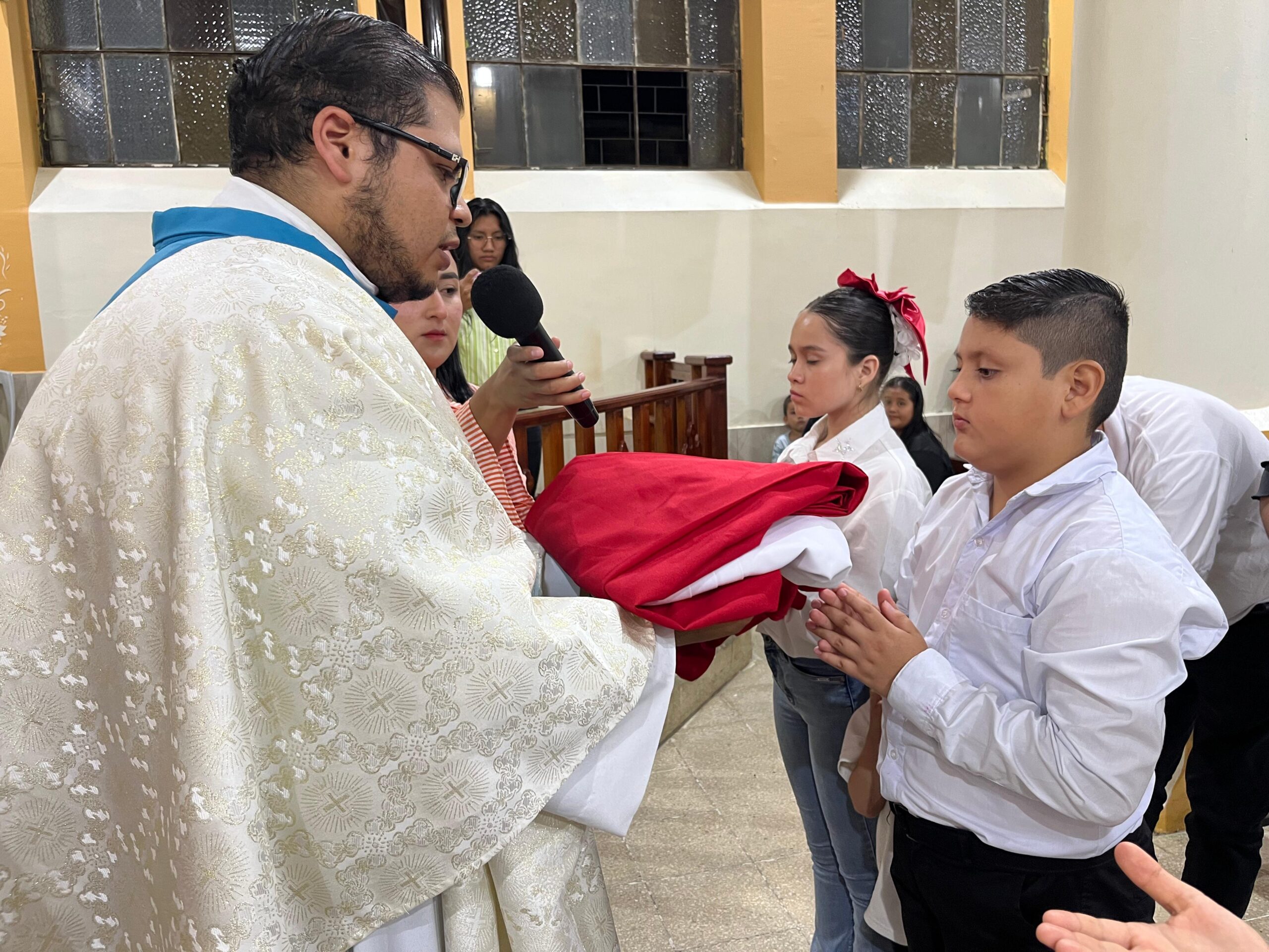 NUEVE NIÑOS SE INSTITUYERON COMO MONAGUILLOS EN LA PARROQUIA SAN VICENTE FERRER DE ECHEANDÍA