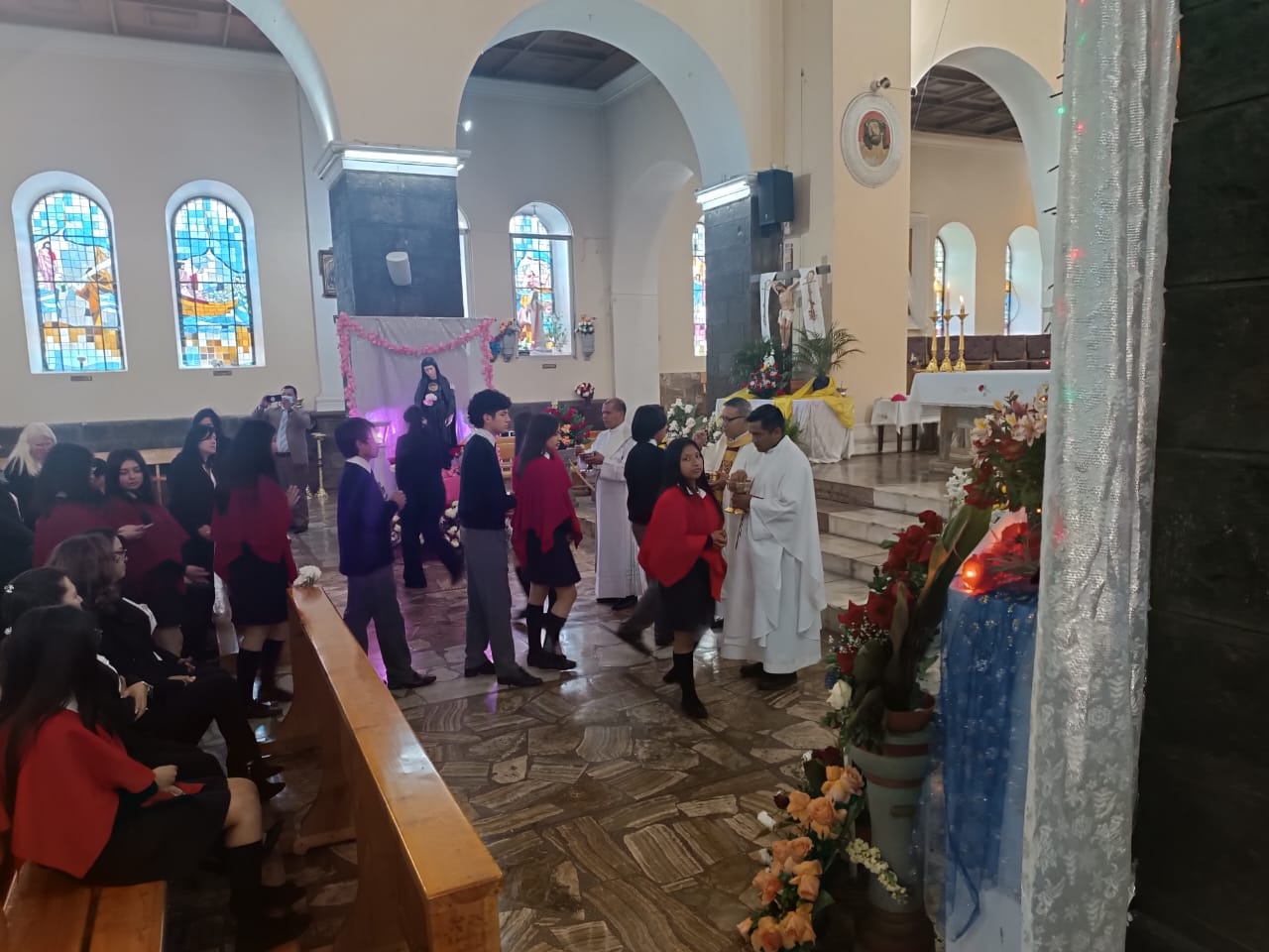Celebración de las Fiestas de la Unidad Educativa Verbo Divino en la Catedral de Guaranda