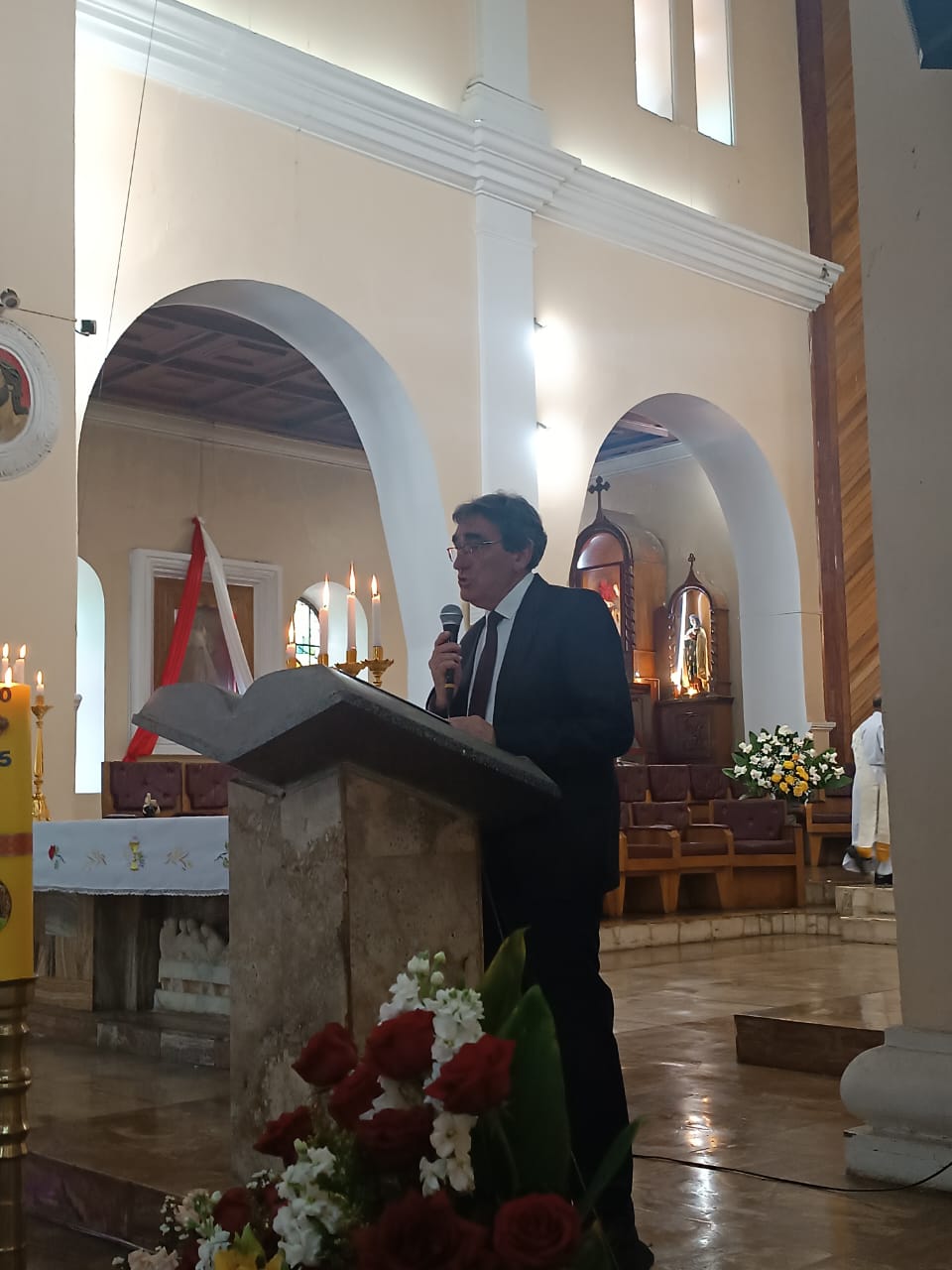 Celebración de las Fiestas de la Unidad Educativa Verbo Divino en la Catedral de Guaranda
