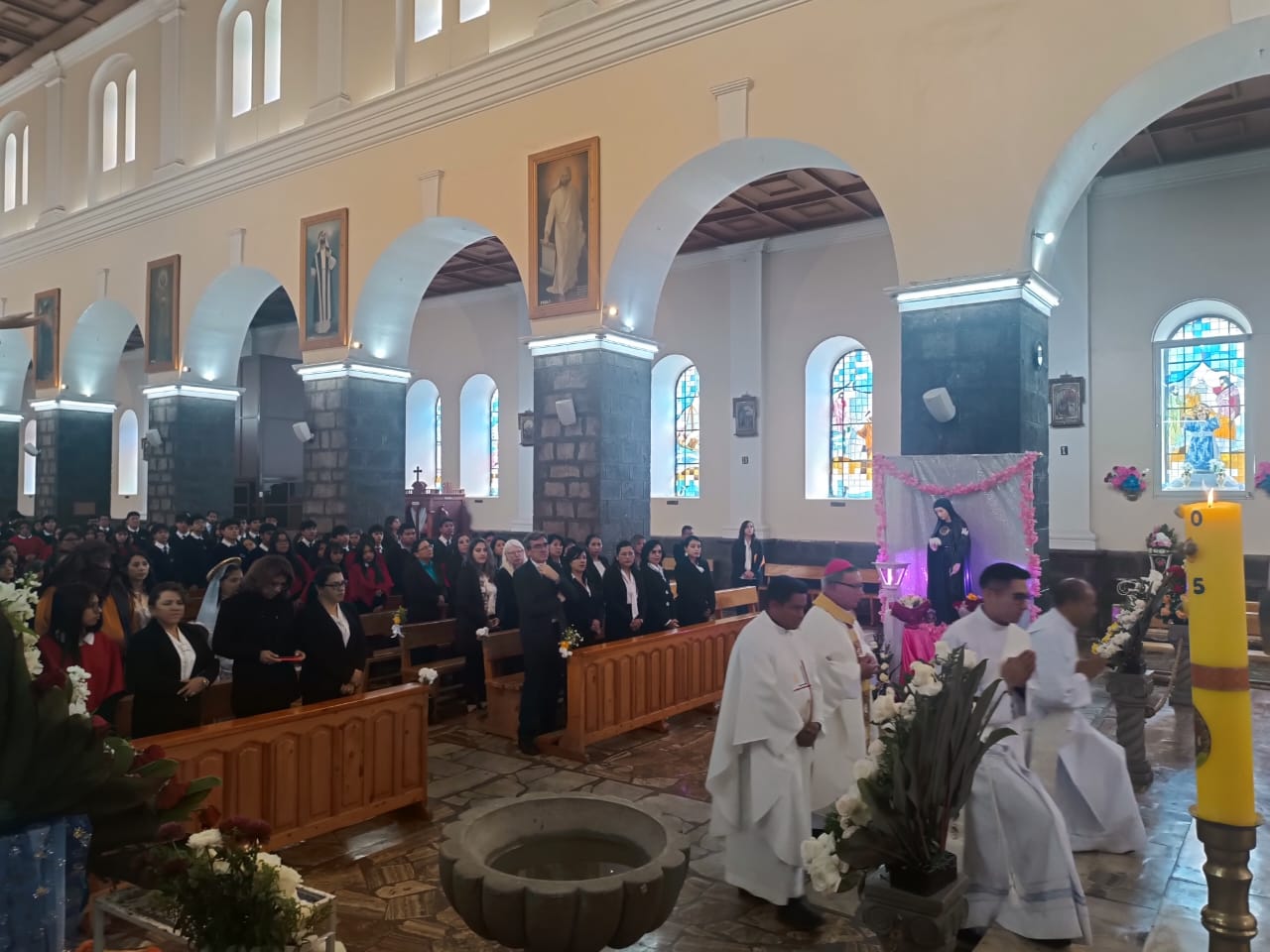 Celebración de las Fiestas de la Unidad Educativa Verbo Divino en la Catedral de Guaranda