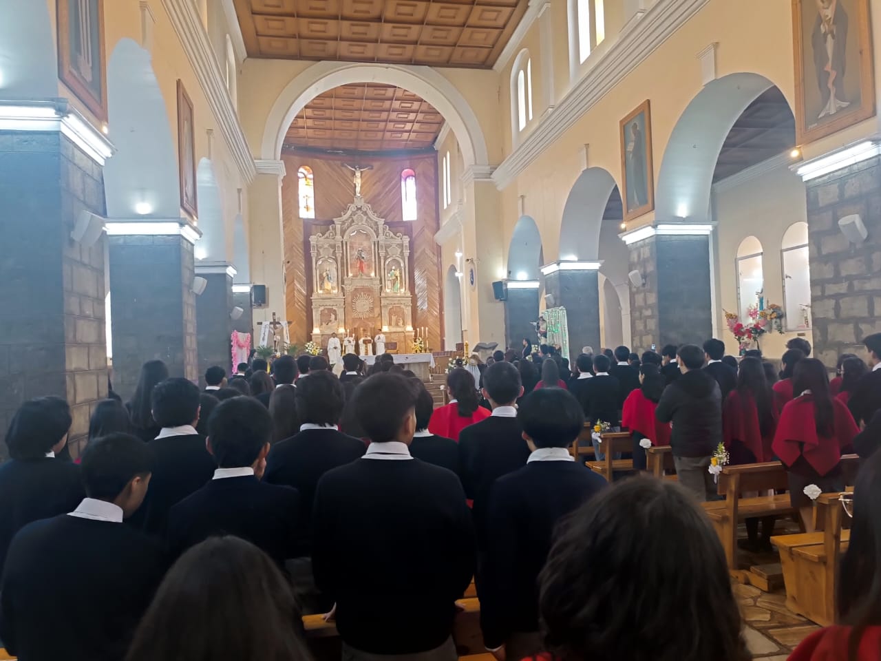 Celebración de las Fiestas de la Unidad Educativa Verbo Divino en la Catedral de Guaranda