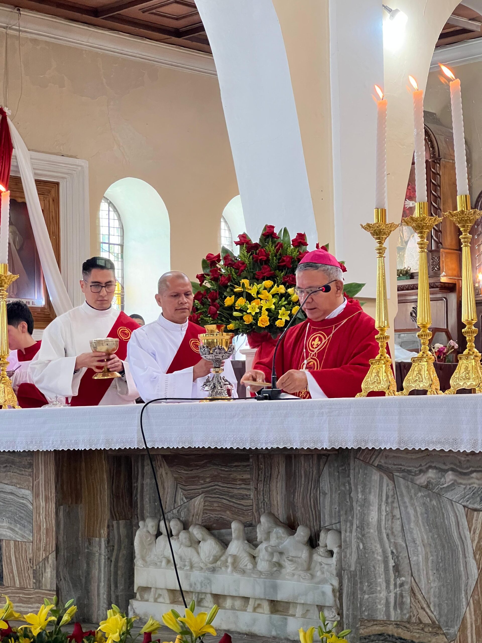 Jóvenes reciben el Sacramento de la Confirmación en la Catedral de Guaranda