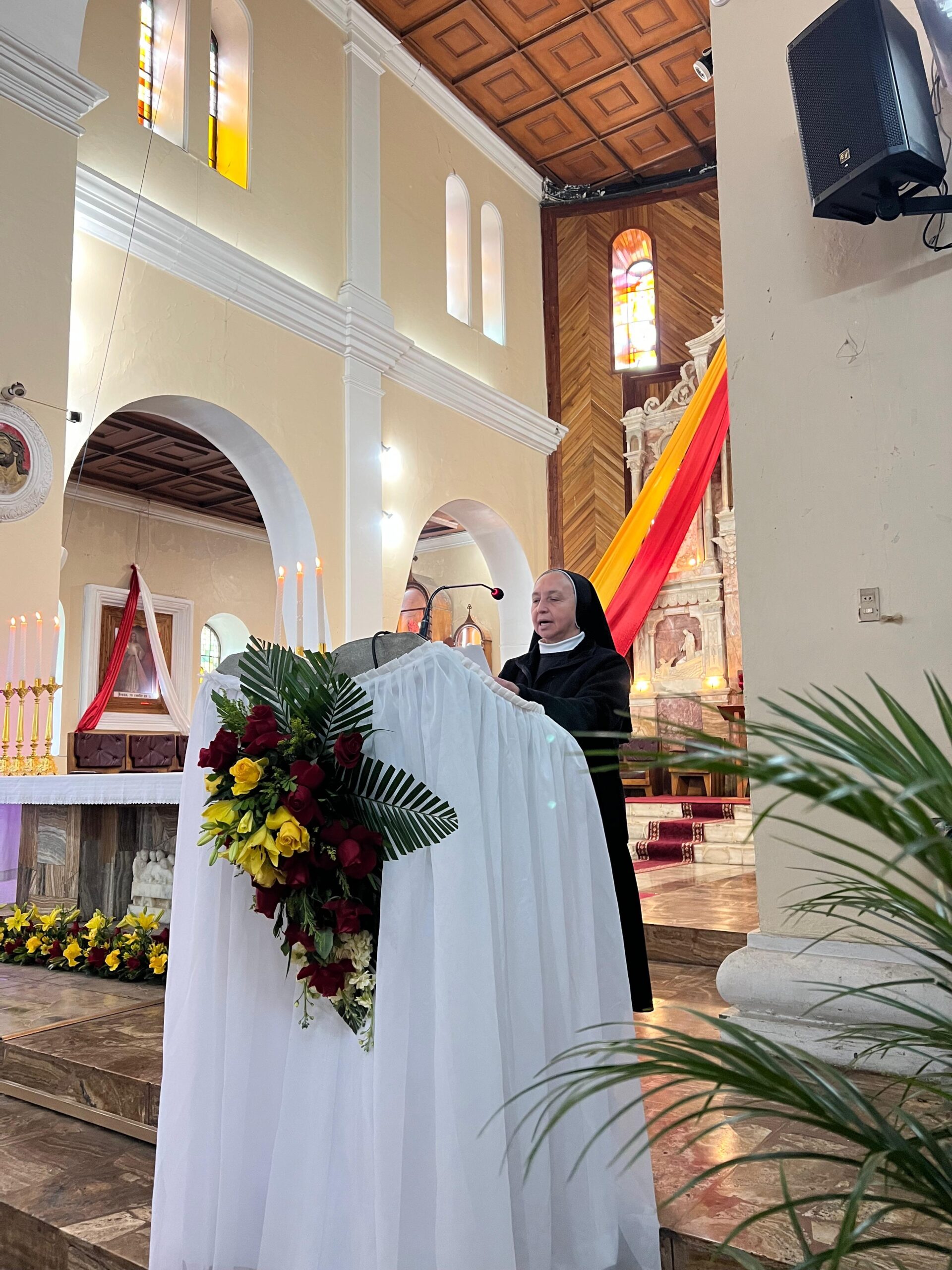 Jóvenes reciben el Sacramento de la Confirmación en la Catedral de Guaranda