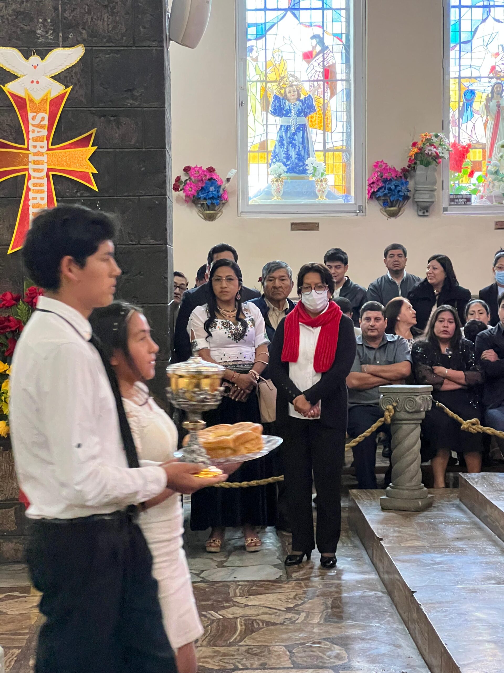 Jóvenes reciben el Sacramento de la Confirmación en la Catedral de Guaranda