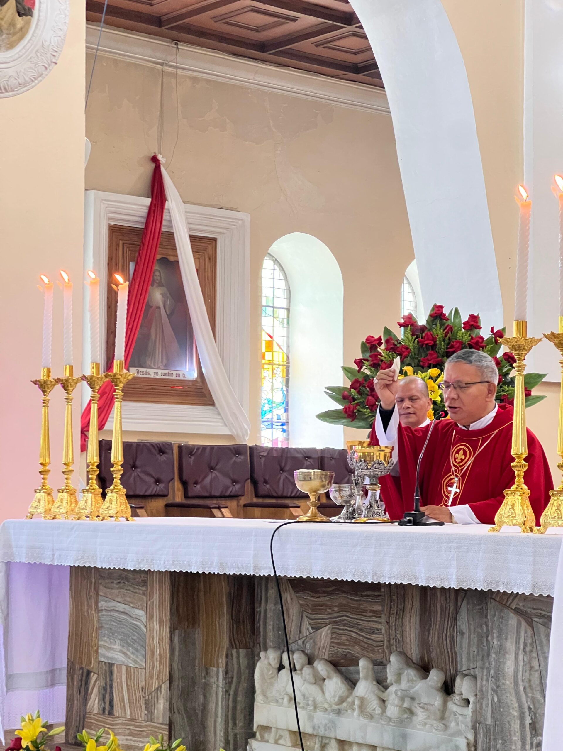 Jóvenes reciben el Sacramento de la Confirmación en la Catedral de Guaranda