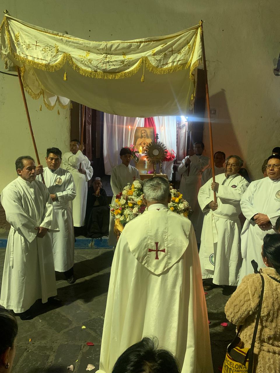 Guaranda celebró la Solemnidad de Corpus Christi con una luminosa procesión eucarística