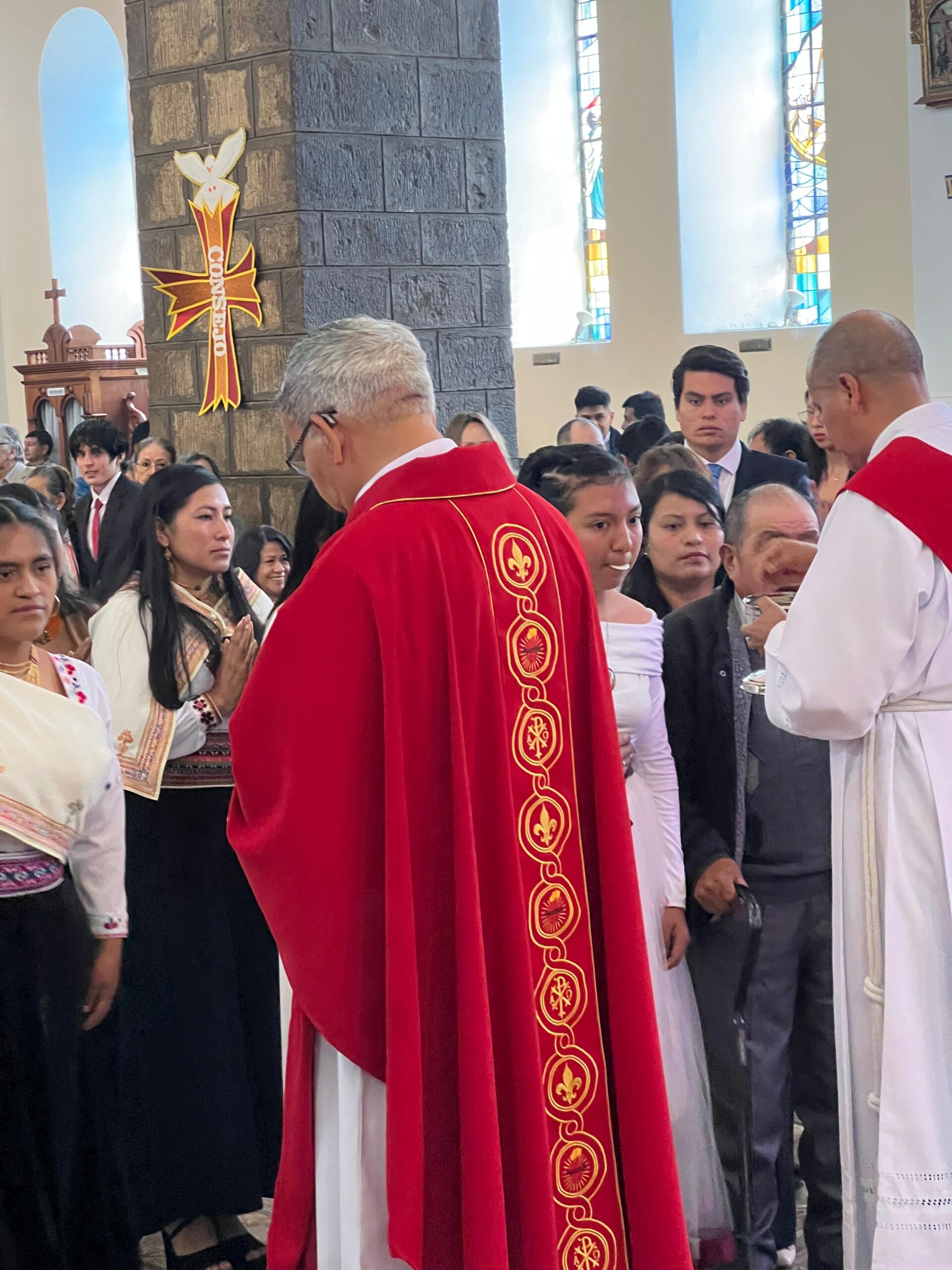 Jóvenes reciben el Sacramento de la Confirmación en la Catedral de Guaranda