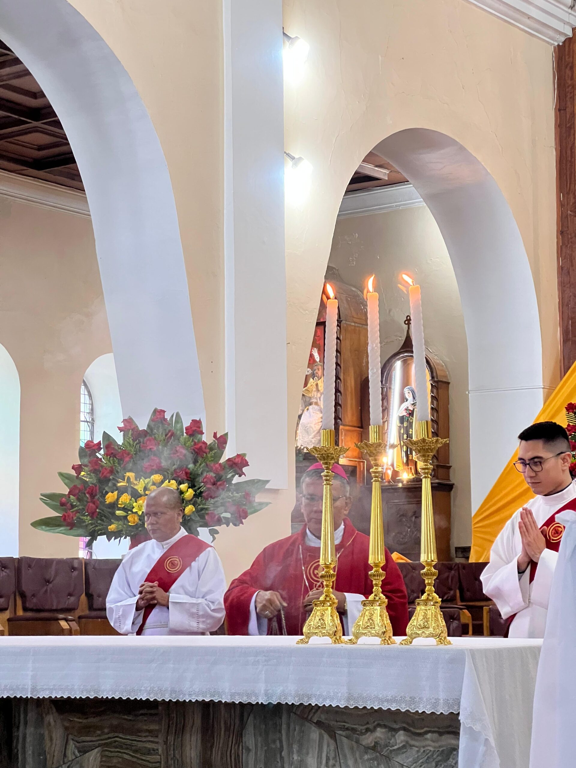 Jóvenes reciben el Sacramento de la Confirmación en la Catedral de Guaranda