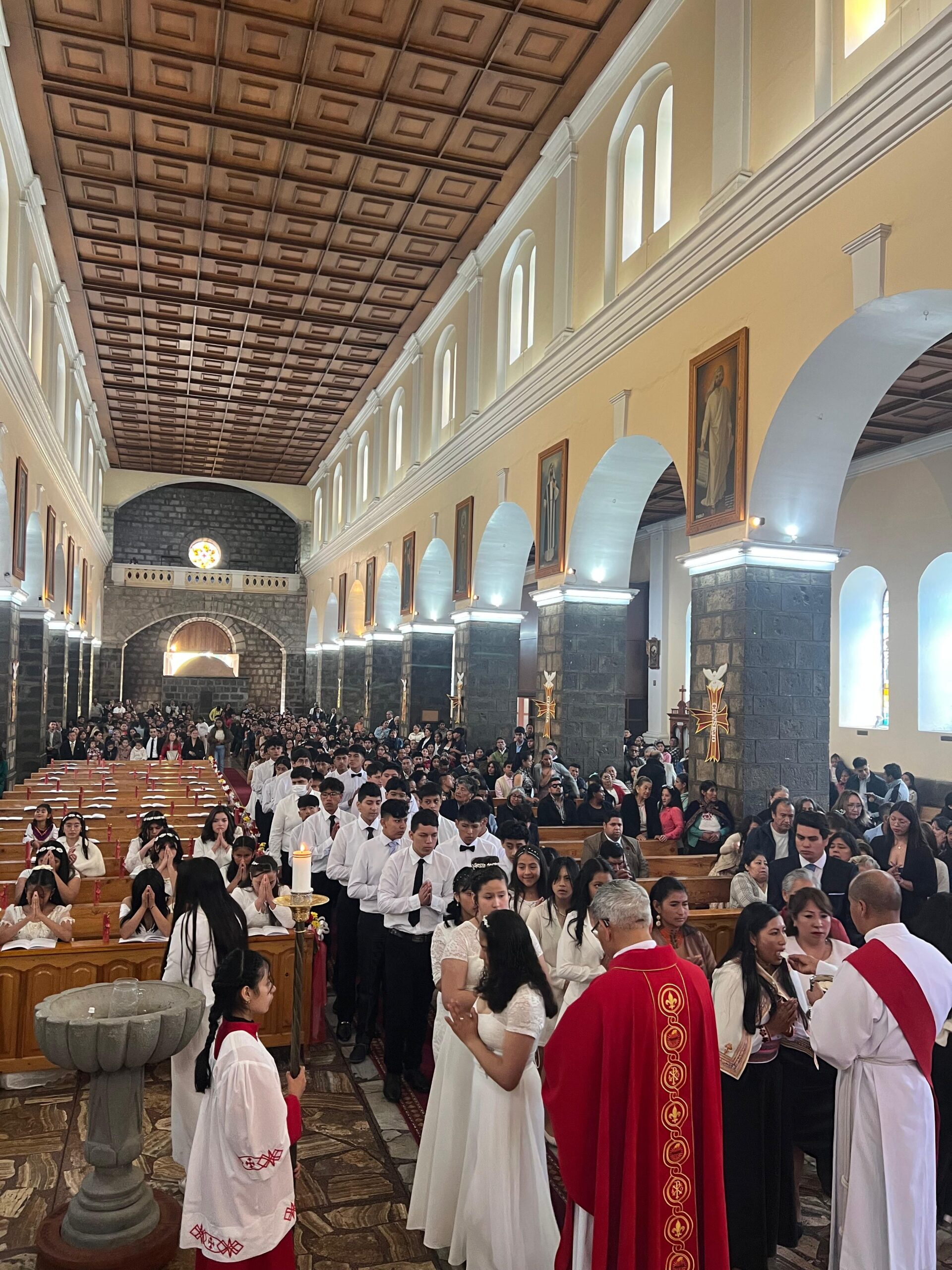 Jóvenes reciben el Sacramento de la Confirmación en la Catedral de Guaranda