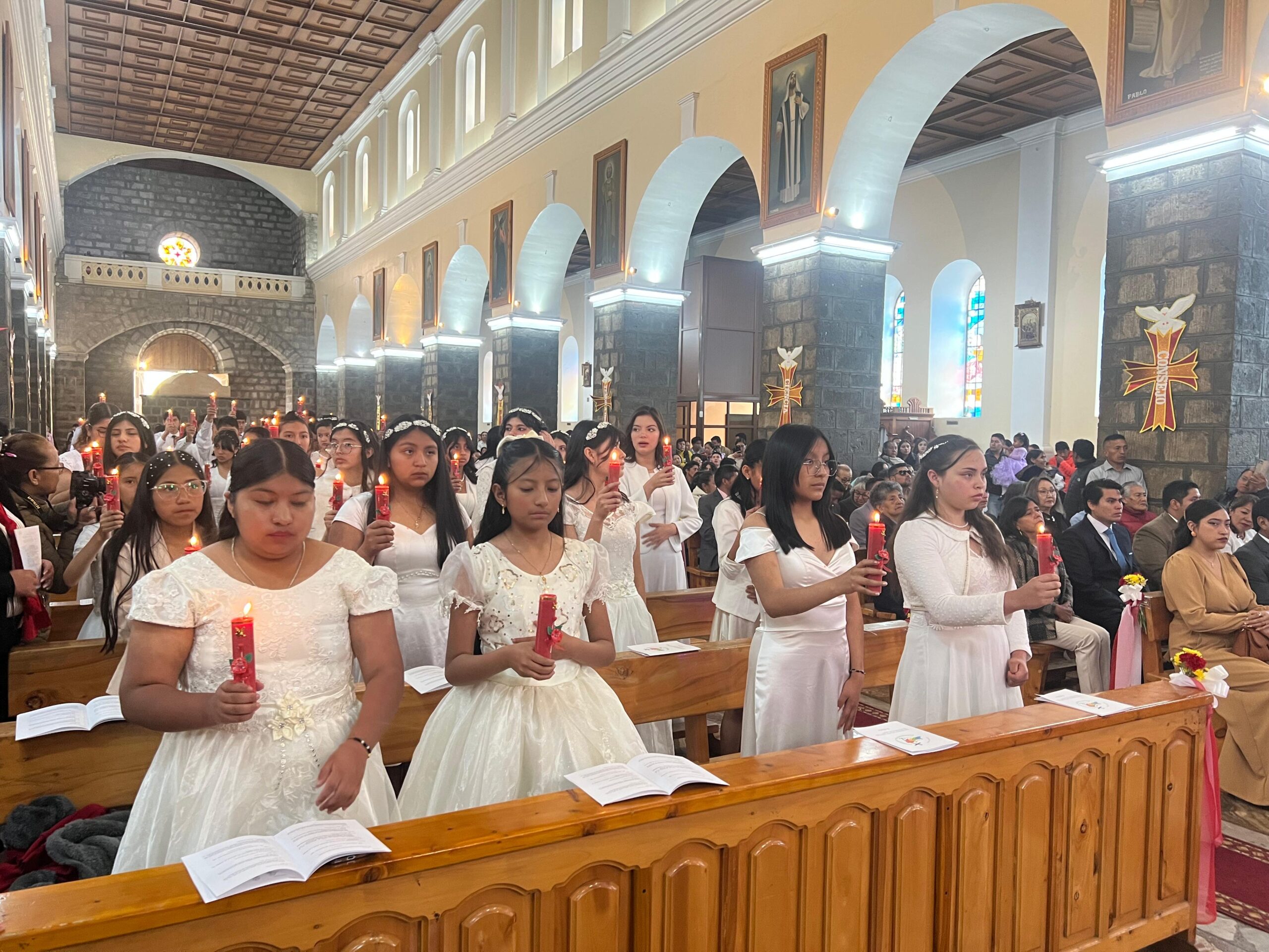 Jóvenes reciben el Sacramento de la Confirmación en la Catedral de Guaranda