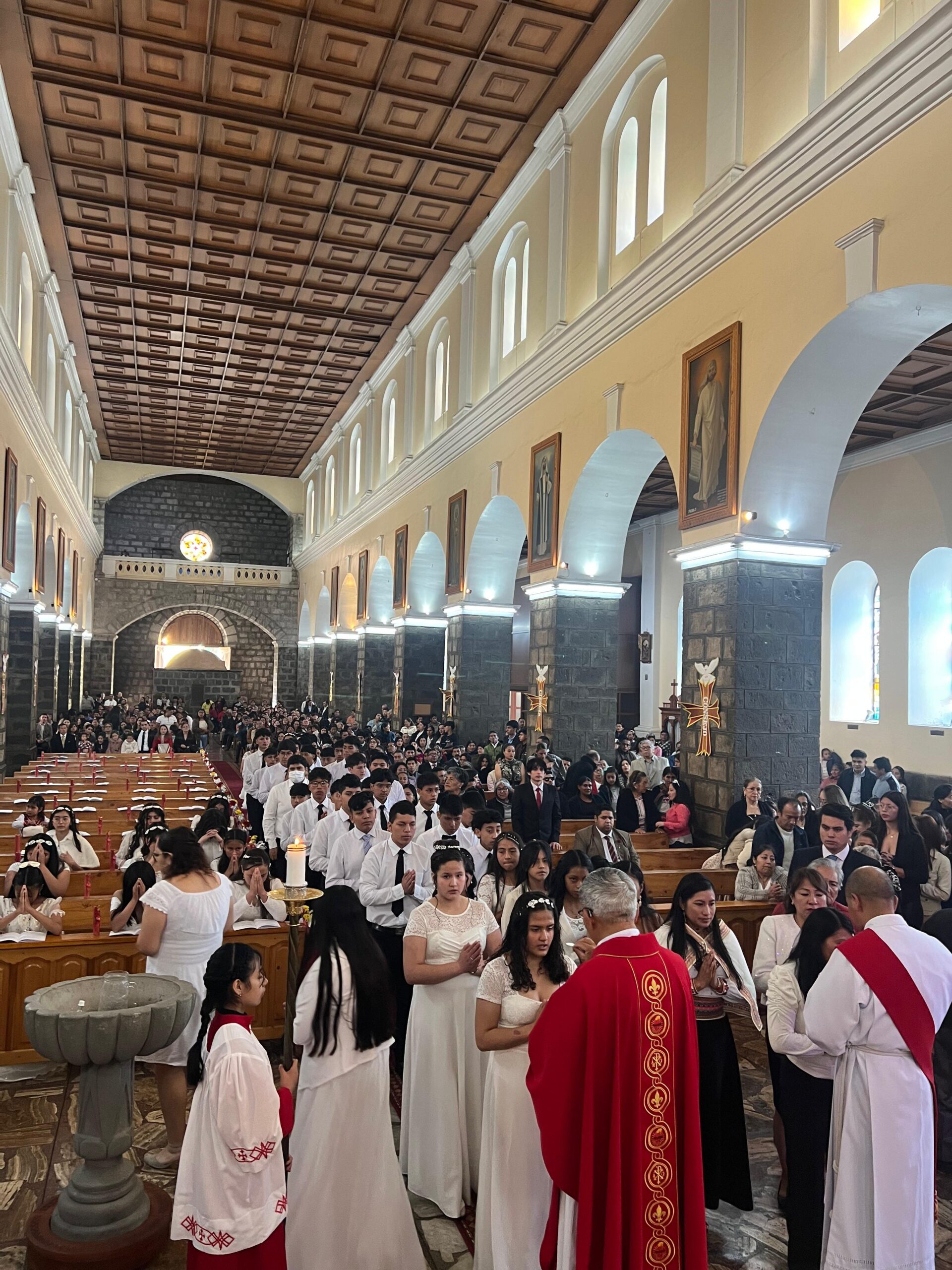 Jóvenes reciben el Sacramento de la Confirmación en la Catedral de Guaranda