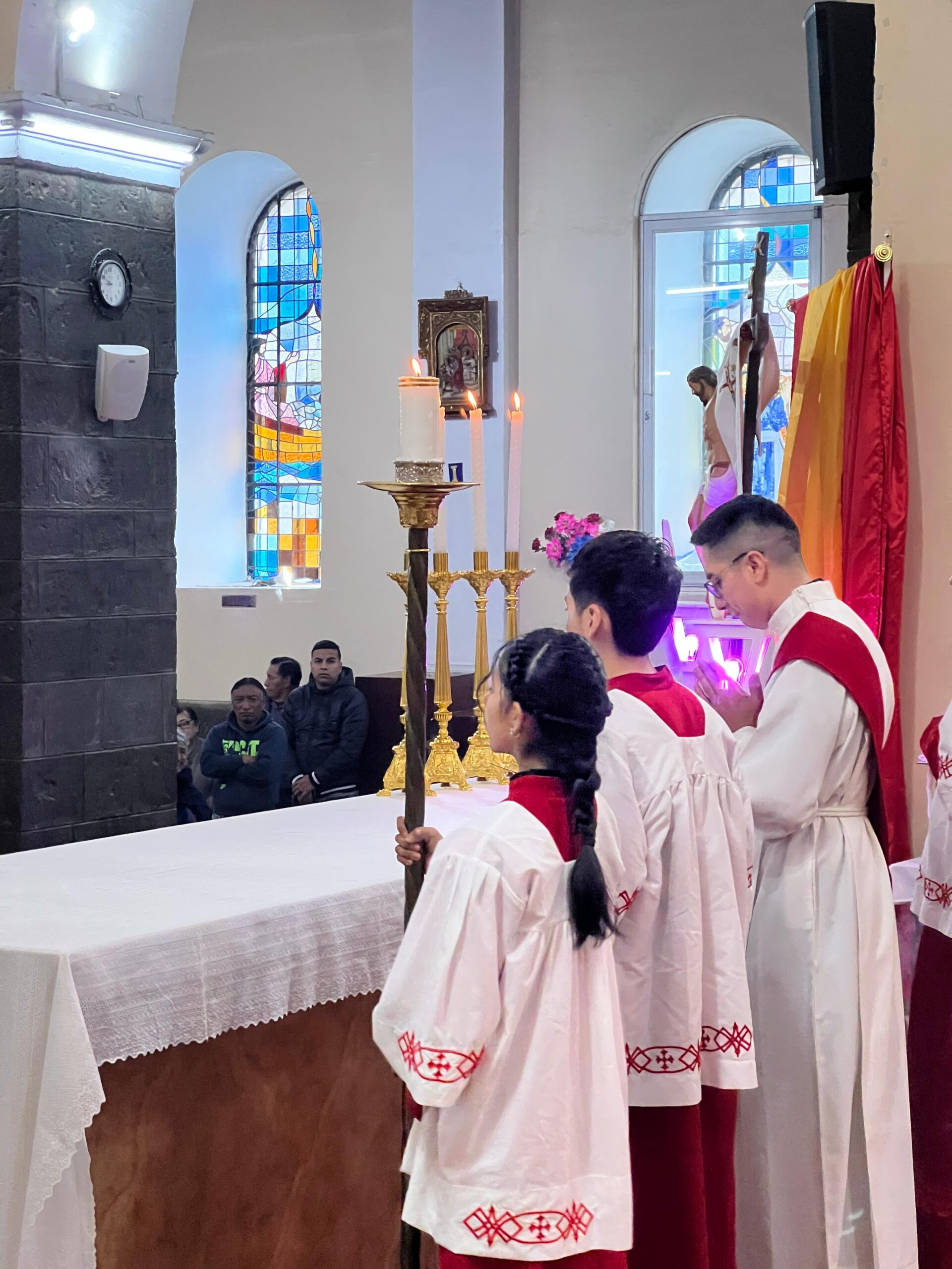 Jóvenes reciben el Sacramento de la Confirmación en la Catedral de Guaranda
