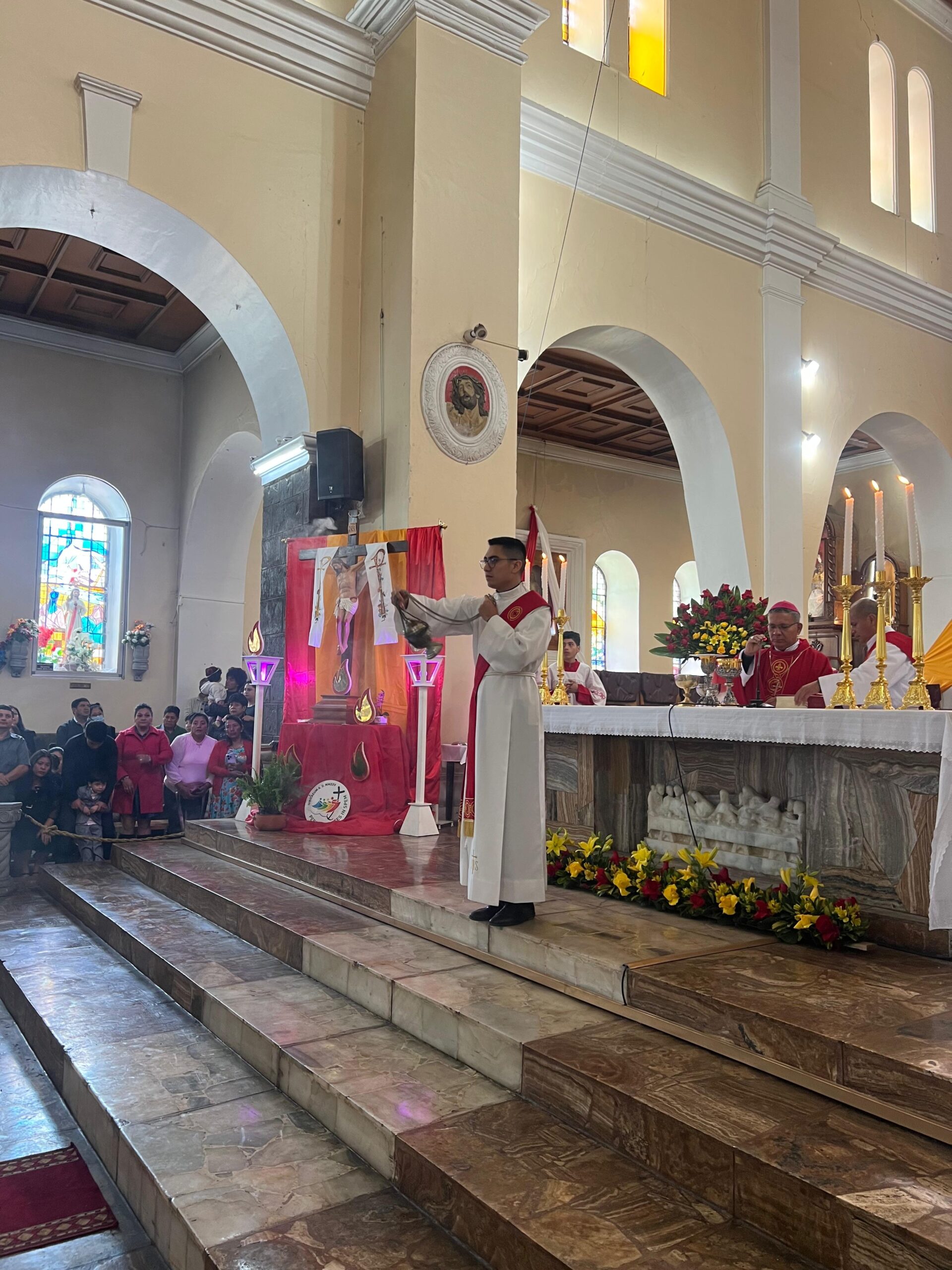 Jóvenes reciben el Sacramento de la Confirmación en la Catedral de Guaranda