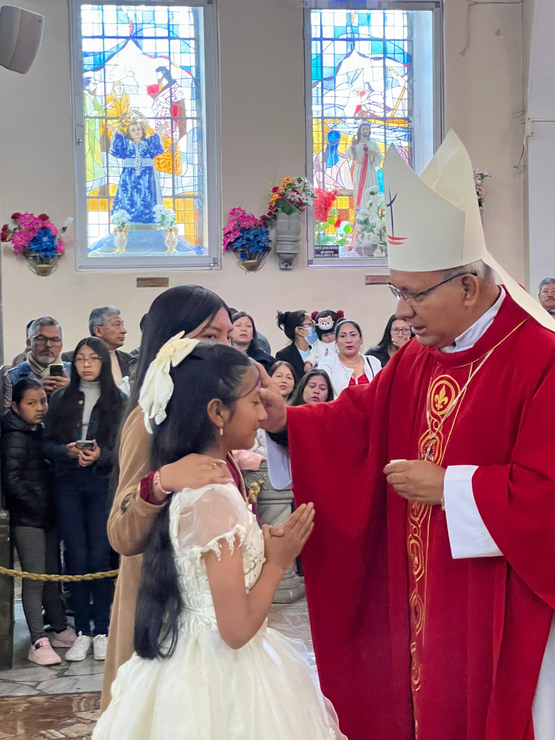 Jóvenes reciben el Sacramento de la Confirmación en la Catedral de Guaranda