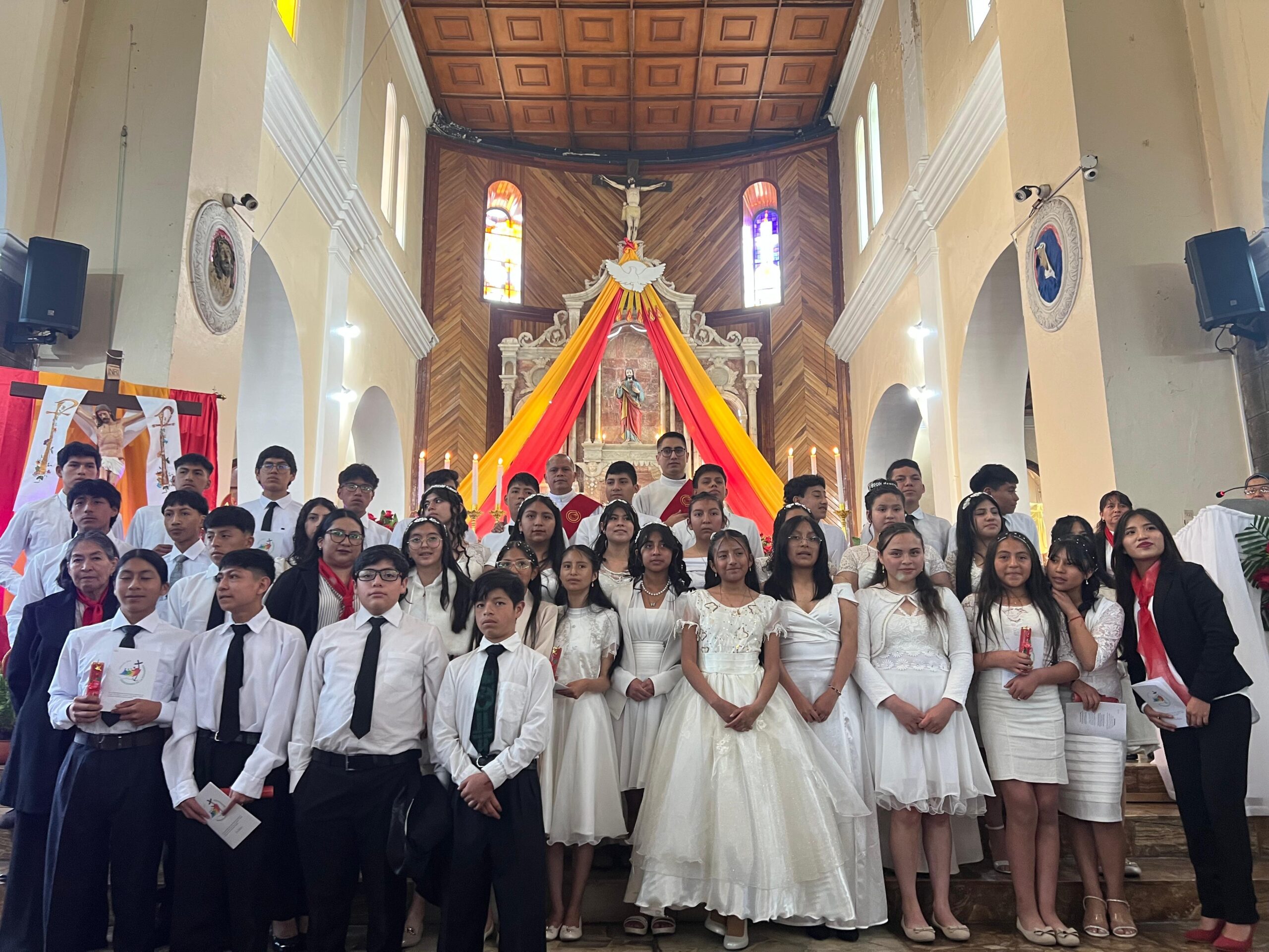 Jóvenes reciben el Sacramento de la Confirmación en la Catedral de Guaranda