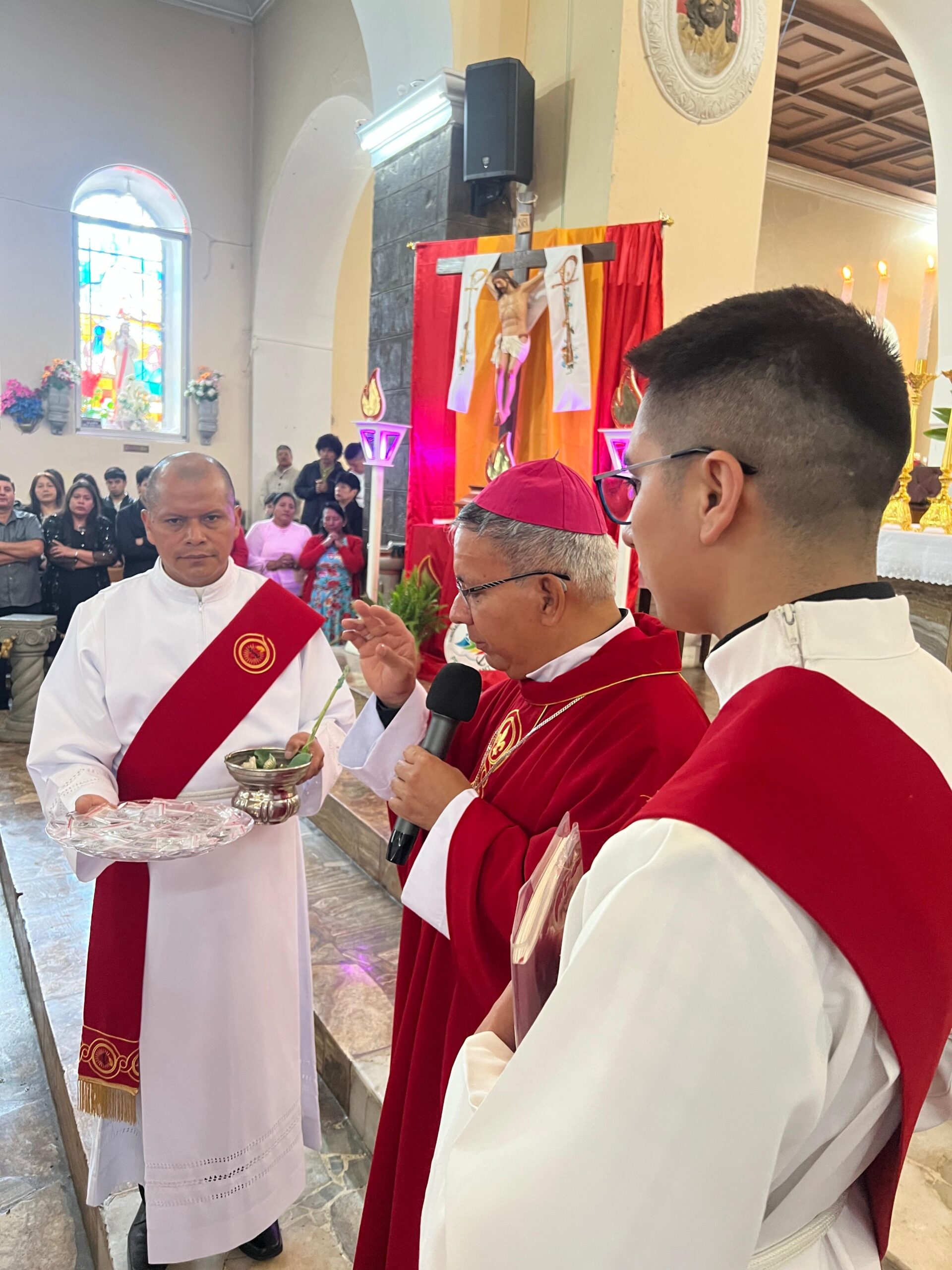 Jóvenes reciben el Sacramento de la Confirmación en la Catedral de Guaranda
