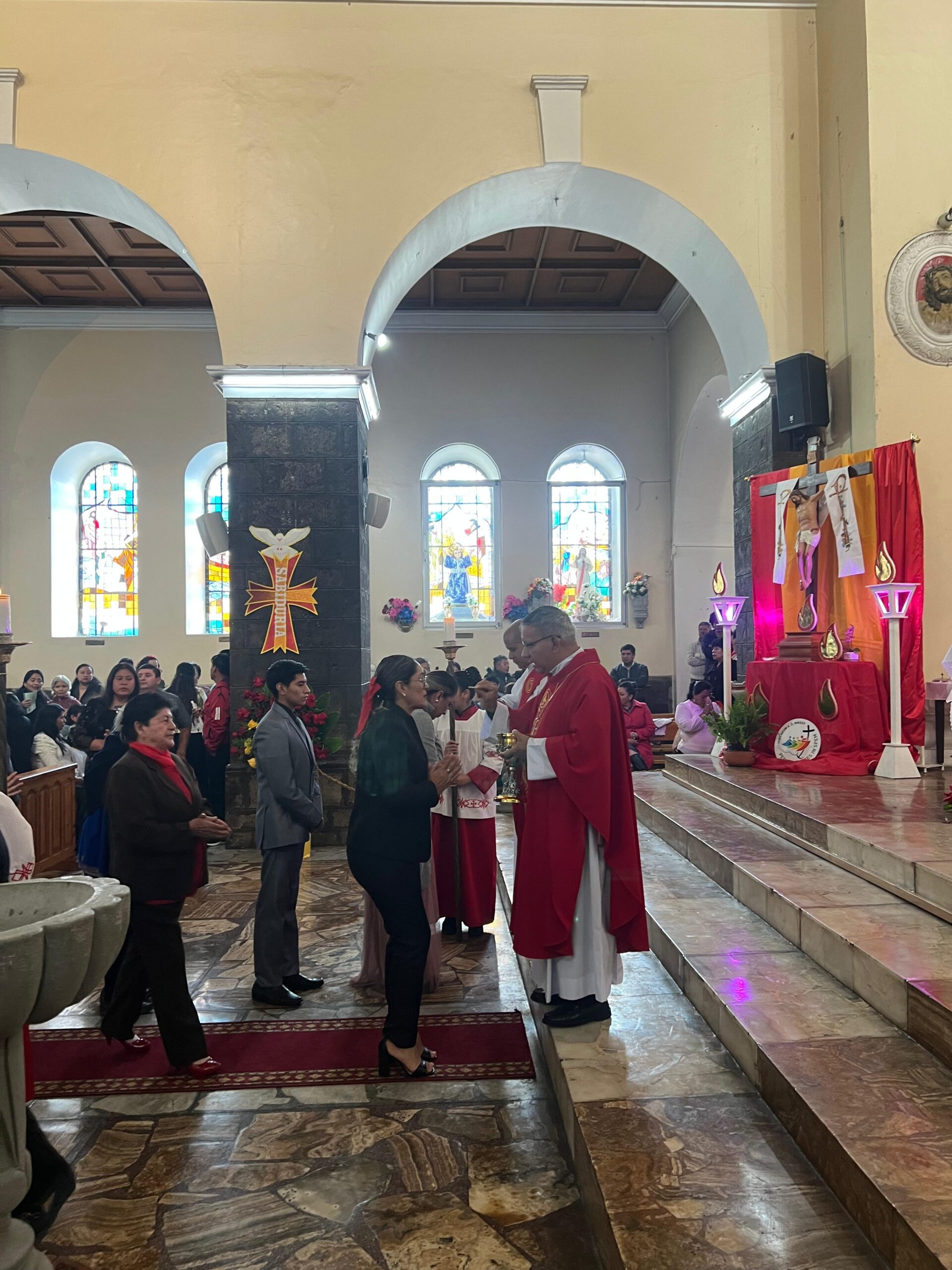 Jóvenes reciben el Sacramento de la Confirmación en la Catedral de Guaranda
