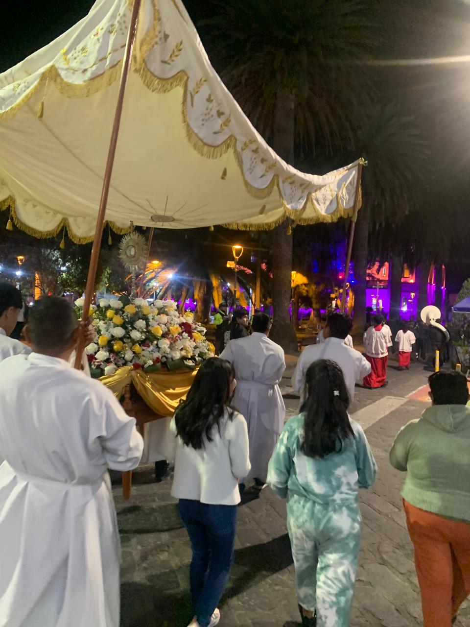 Guaranda celebró la Solemnidad de Corpus Christi con una luminosa procesión eucarística