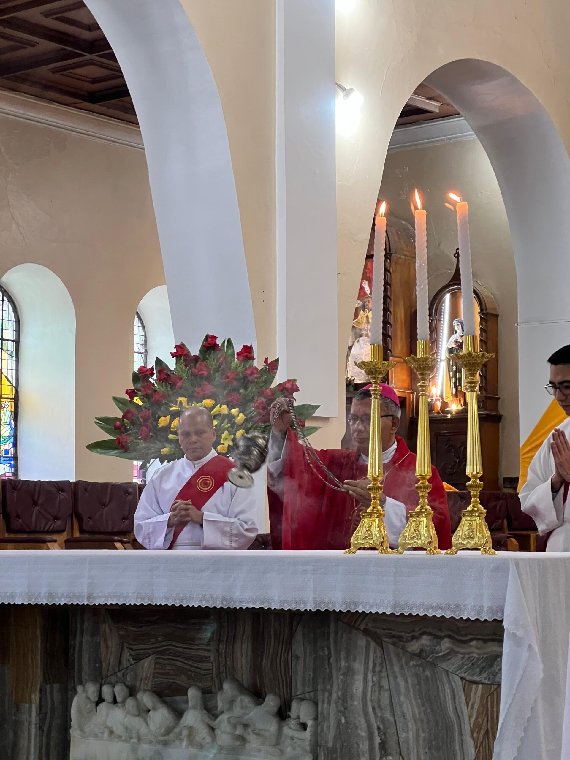 Jóvenes reciben el Sacramento de la Confirmación en la Catedral de Guaranda