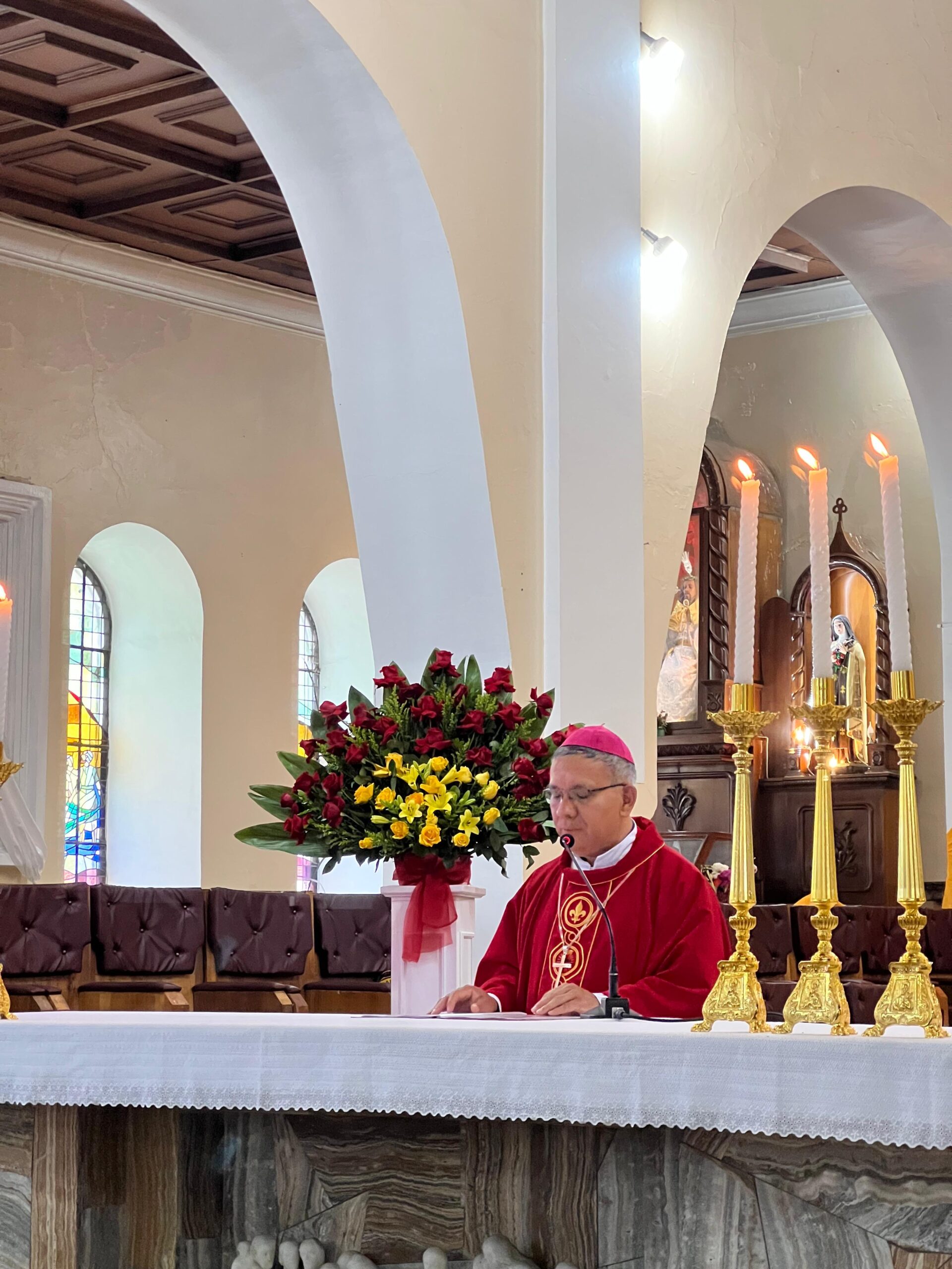 Jóvenes reciben el Sacramento de la Confirmación en la Catedral de Guaranda