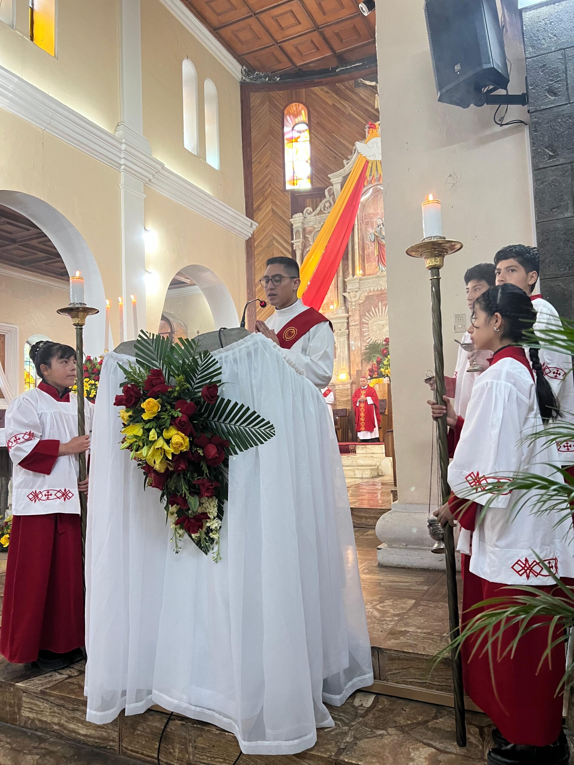 Jóvenes reciben el Sacramento de la Confirmación en la Catedral de Guaranda