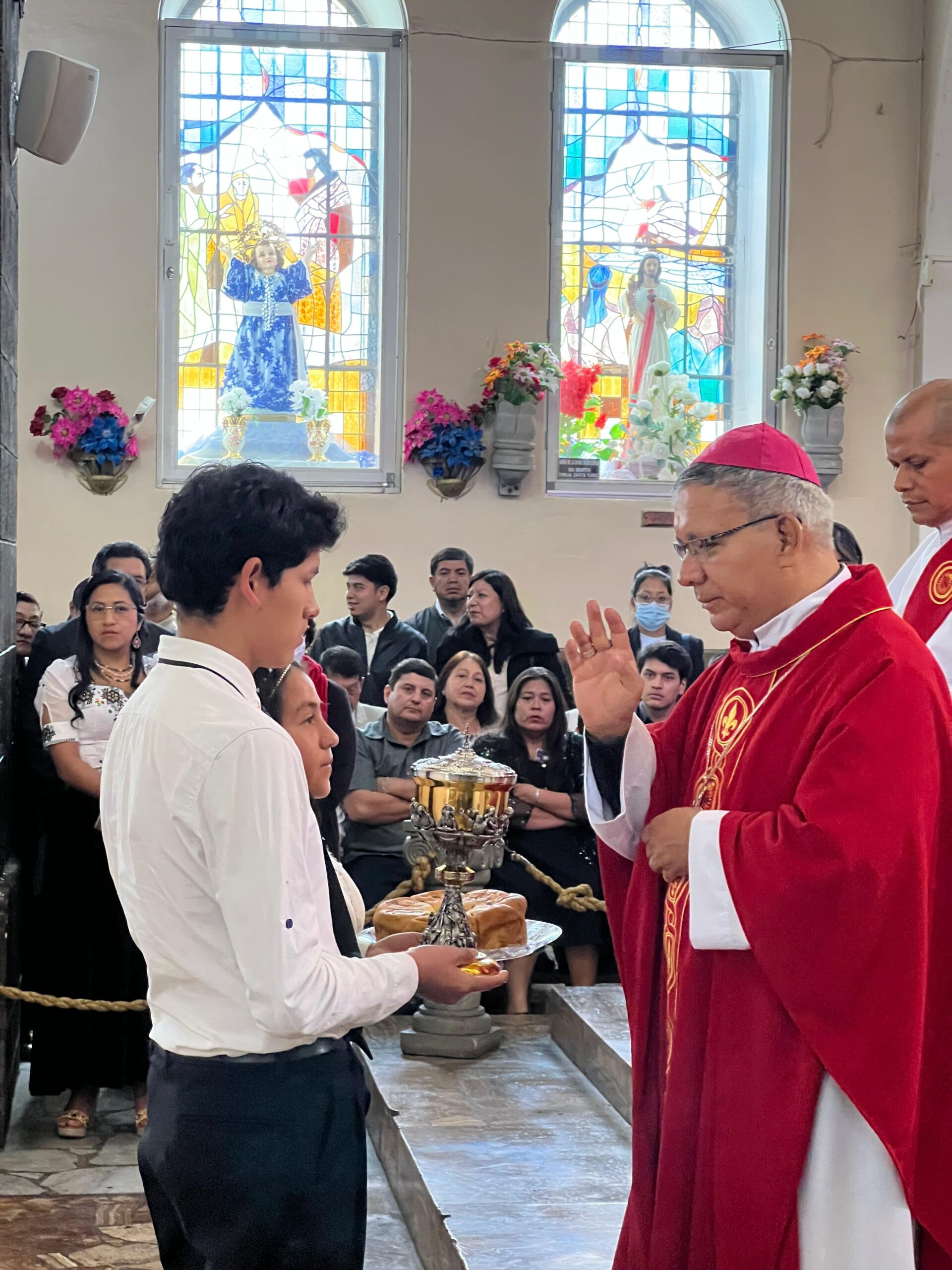 Jóvenes reciben el Sacramento de la Confirmación en la Catedral de Guaranda