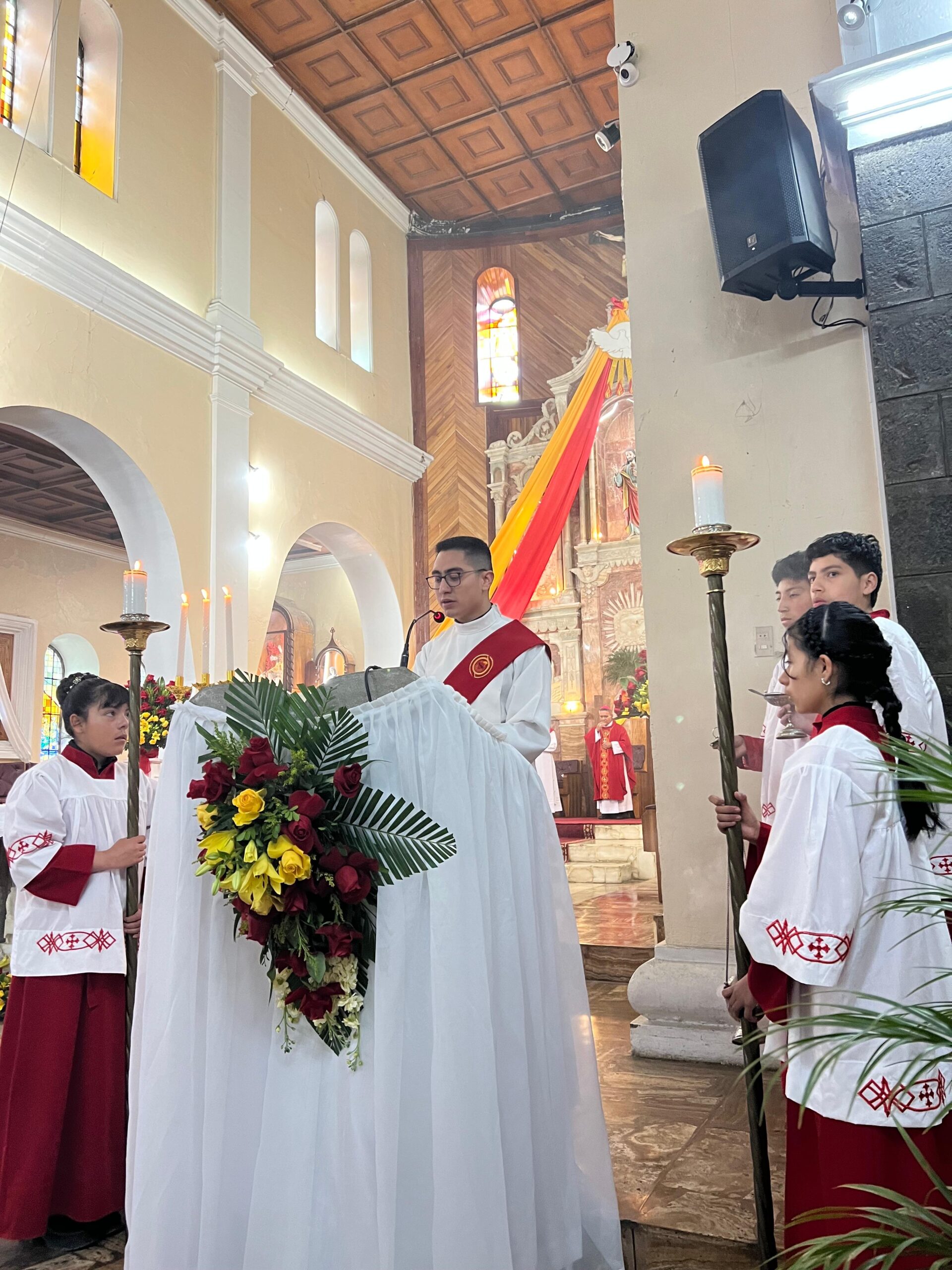 Jóvenes reciben el Sacramento de la Confirmación en la Catedral de Guaranda