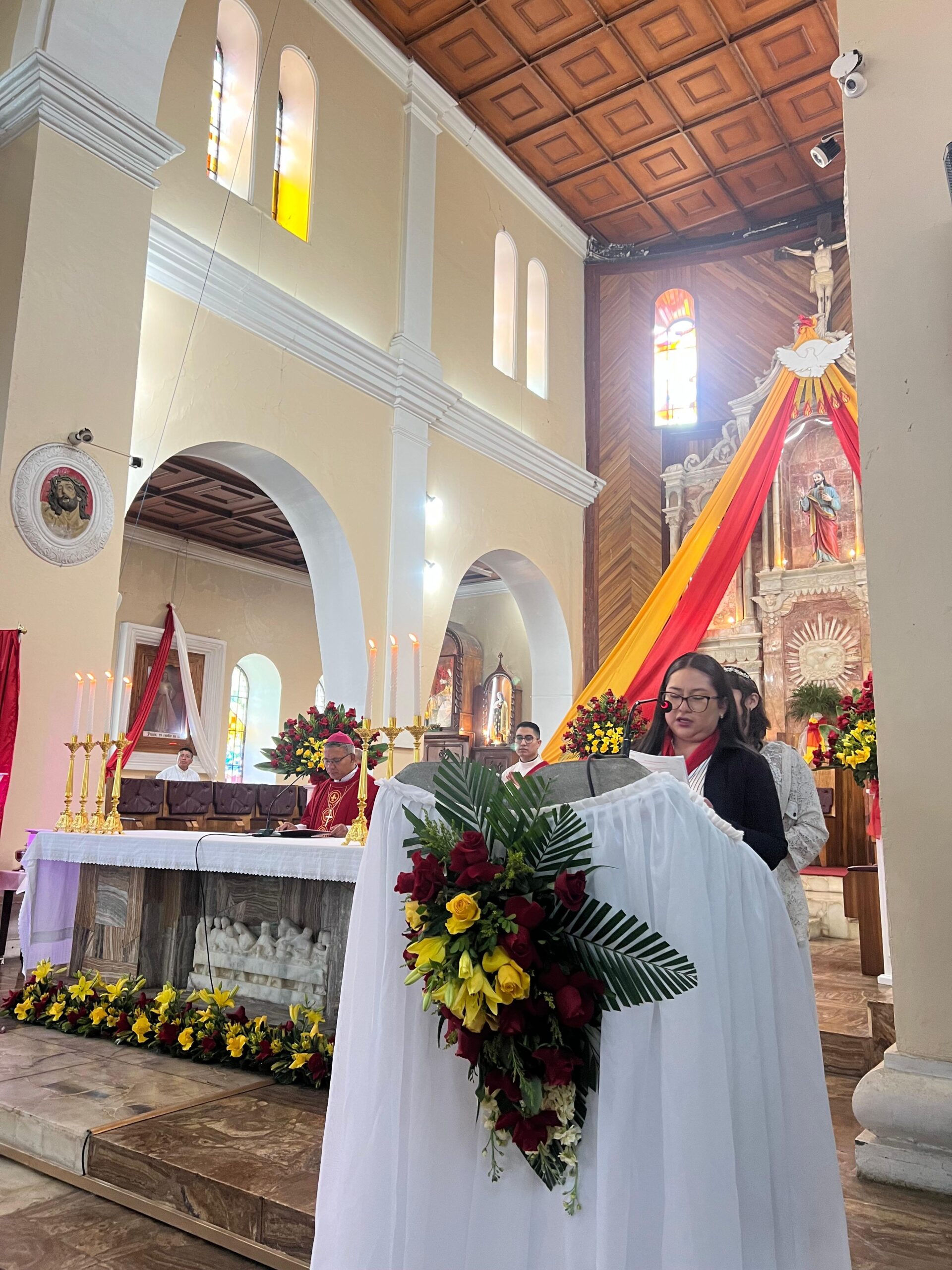 Jóvenes reciben el Sacramento de la Confirmación en la Catedral de Guaranda