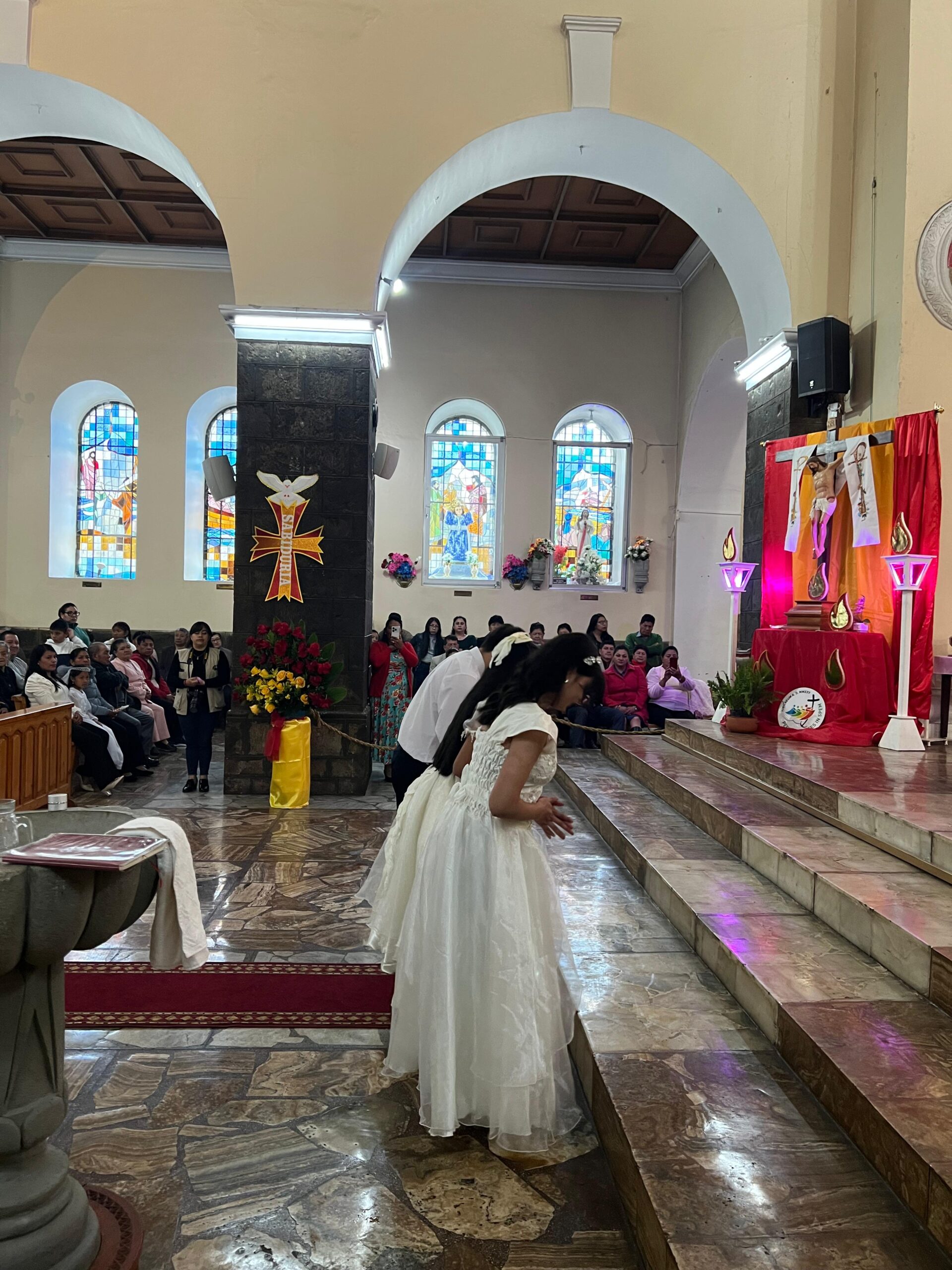 Jóvenes reciben el Sacramento de la Confirmación en la Catedral de Guaranda
