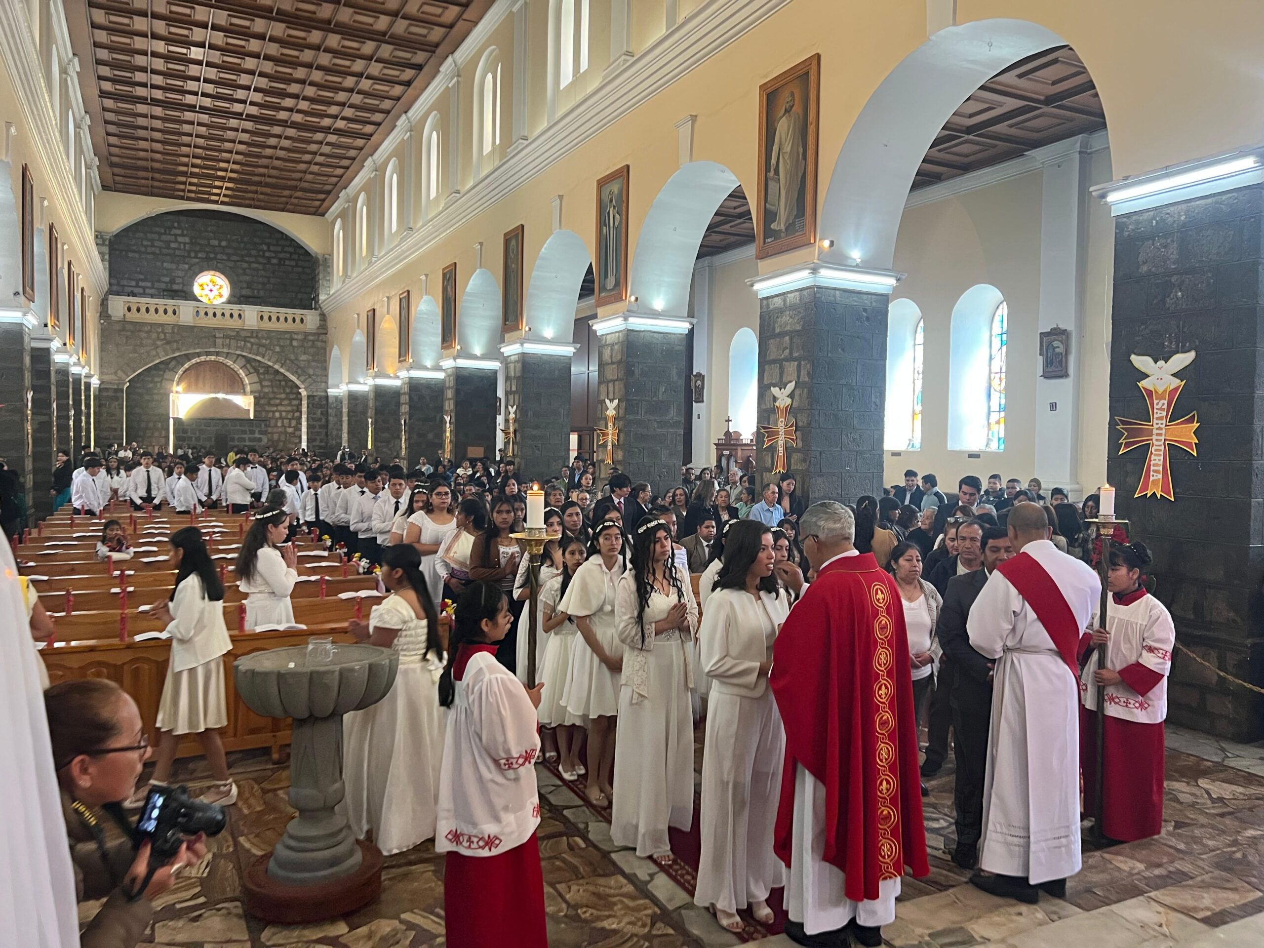 Jóvenes reciben el Sacramento de la Confirmación en la Catedral de Guaranda