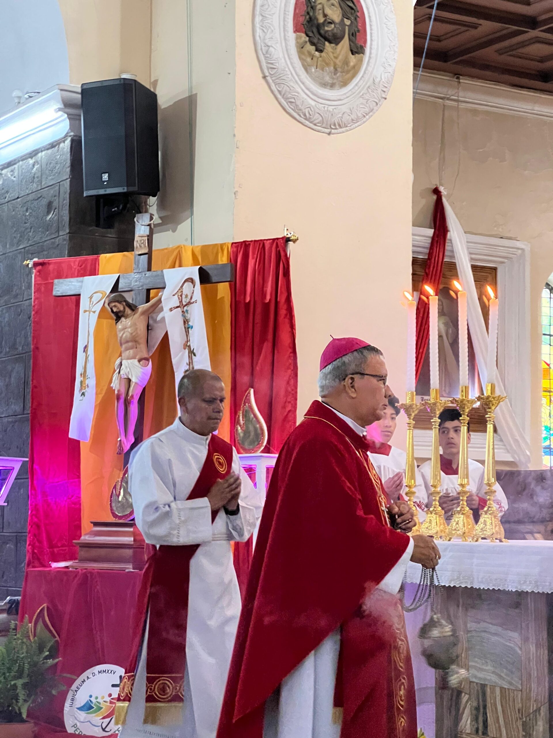 Jóvenes reciben el Sacramento de la Confirmación en la Catedral de Guaranda