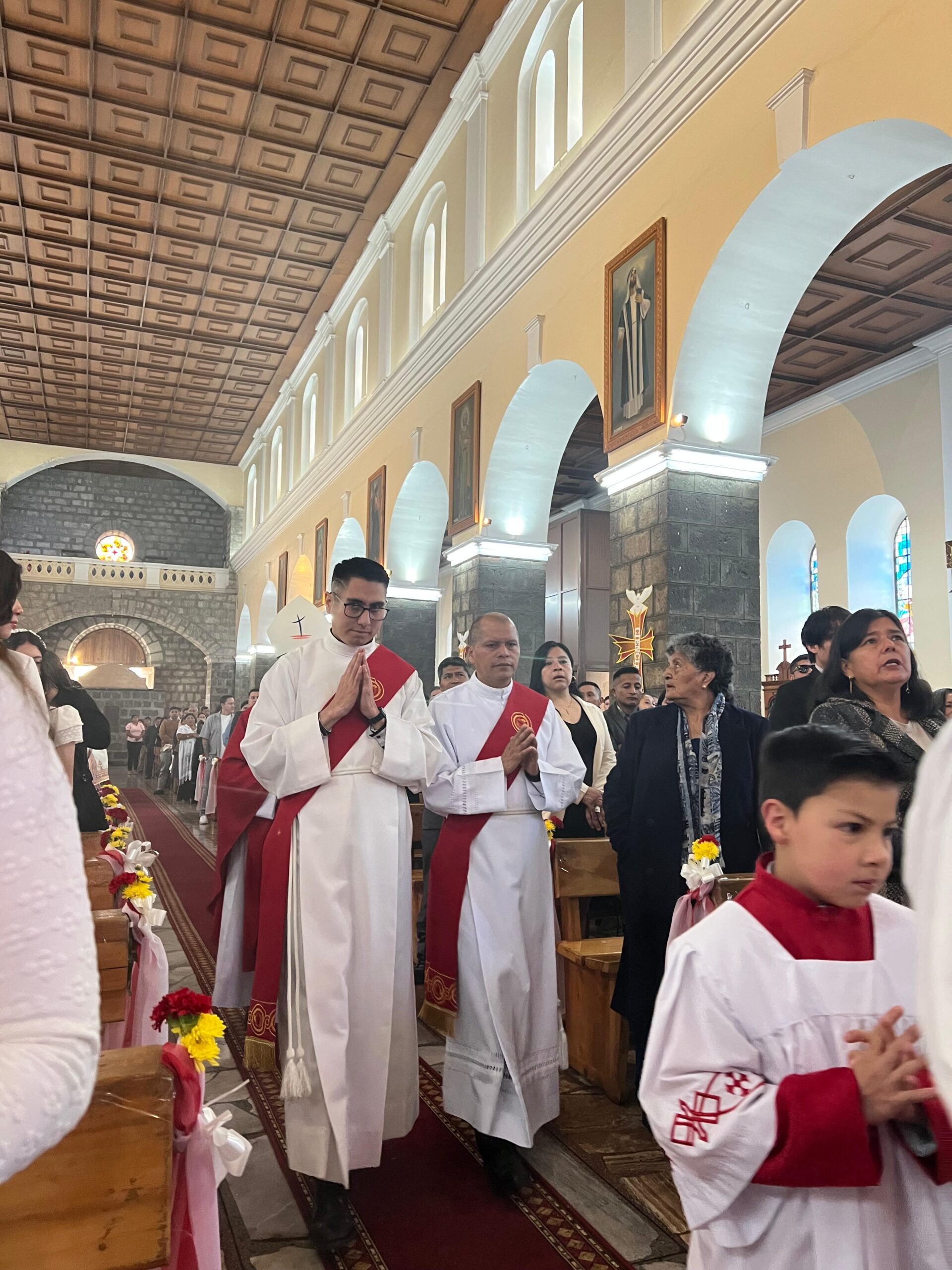 Jóvenes reciben el Sacramento de la Confirmación en la Catedral de Guaranda