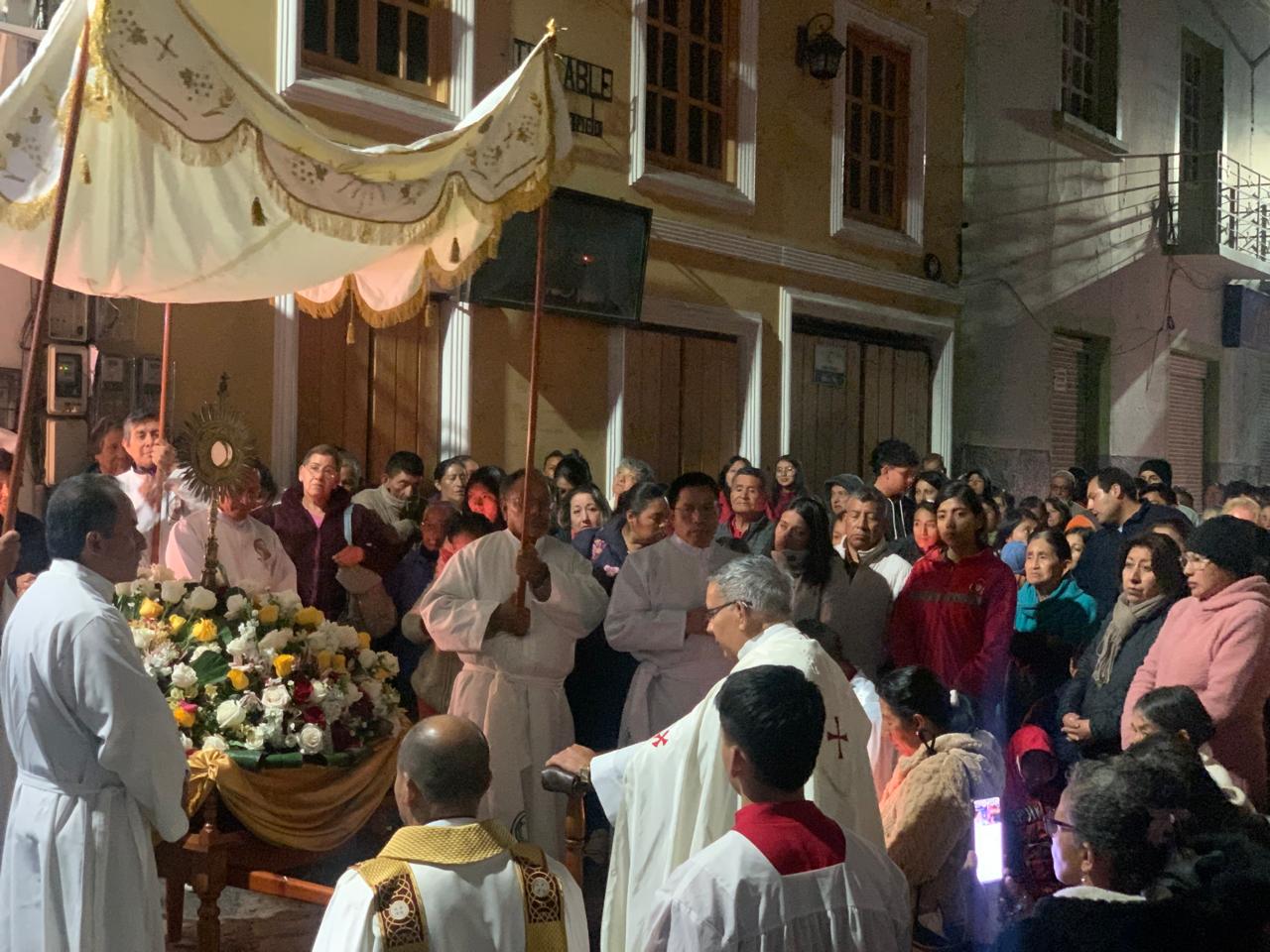 Guaranda celebró la Solemnidad de Corpus Christi con una luminosa procesión eucarística