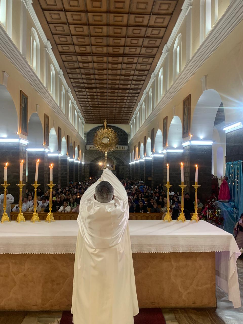 Guaranda celebró la Solemnidad de Corpus Christi con una luminosa procesión eucarística