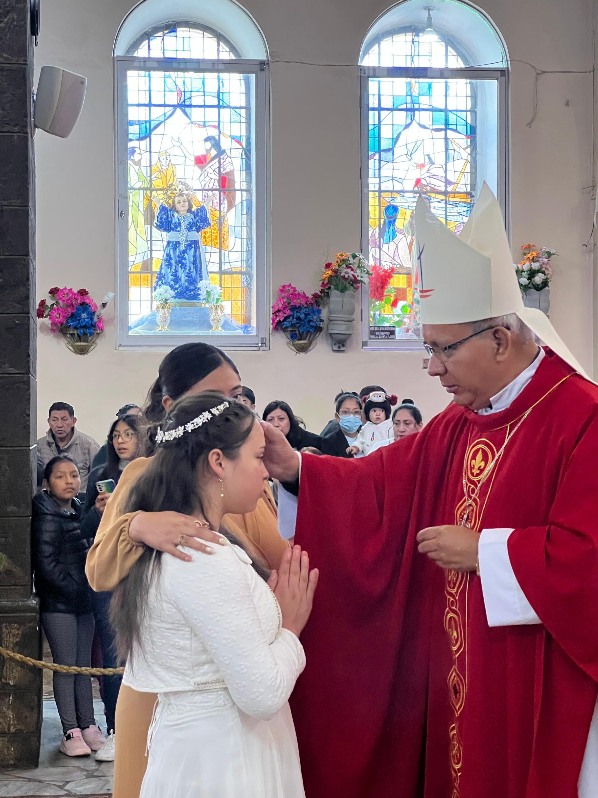 Jóvenes reciben el Sacramento de la Confirmación en la Catedral de Guaranda