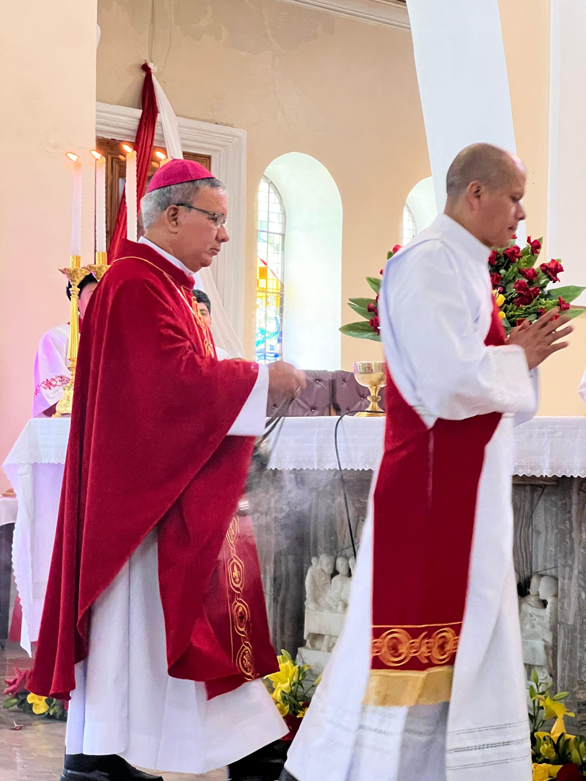 Jóvenes reciben el Sacramento de la Confirmación en la Catedral de Guaranda