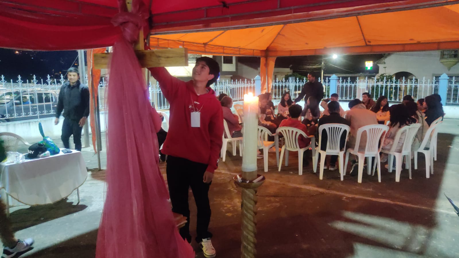 Vigilia de Pentecostés: los jóvenes de la parroquia San Vicente Ferrer vivieron una noche de oración y encuentro con el Espíritu Santo