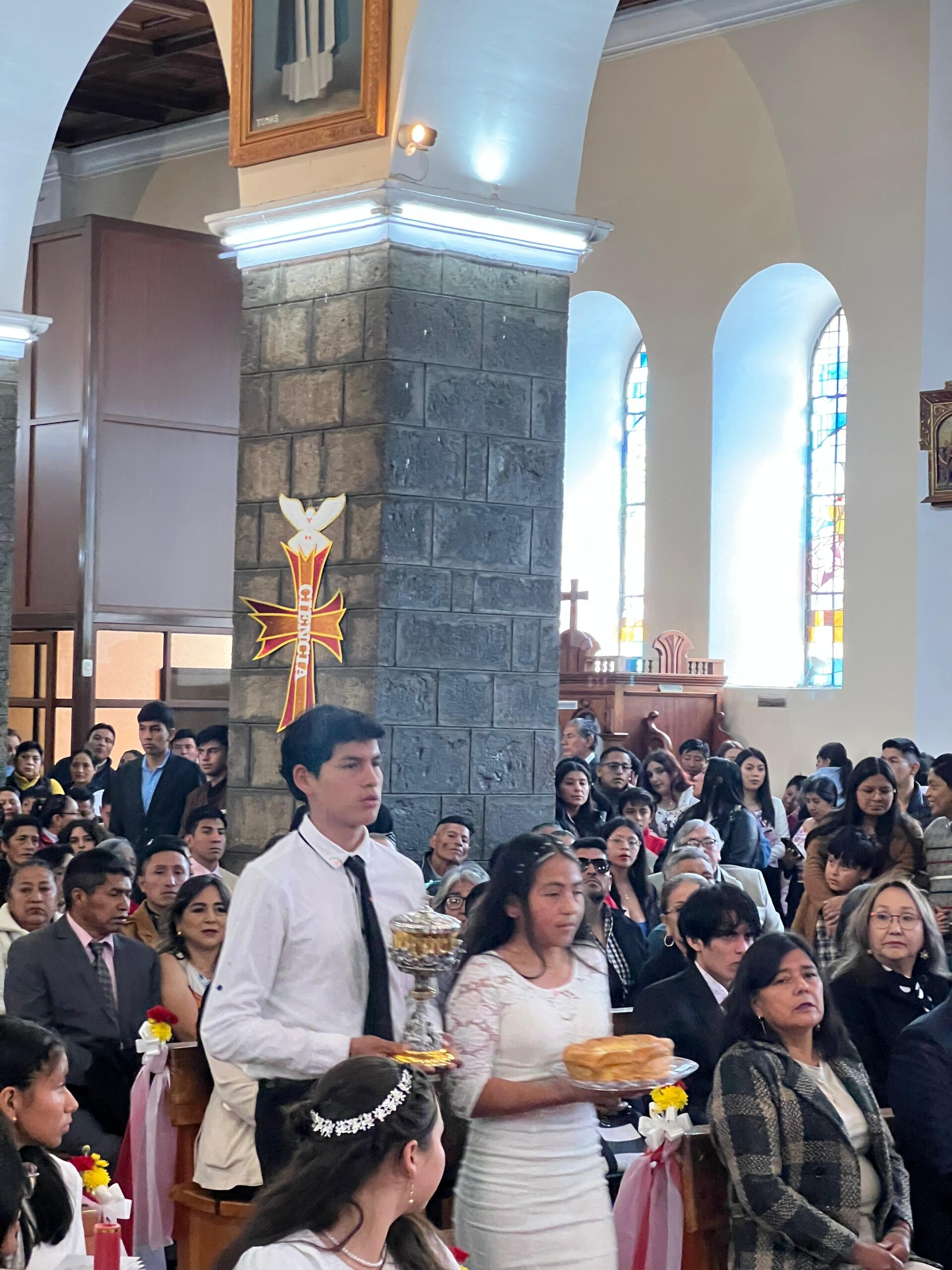 Jóvenes reciben el Sacramento de la Confirmación en la Catedral de Guaranda