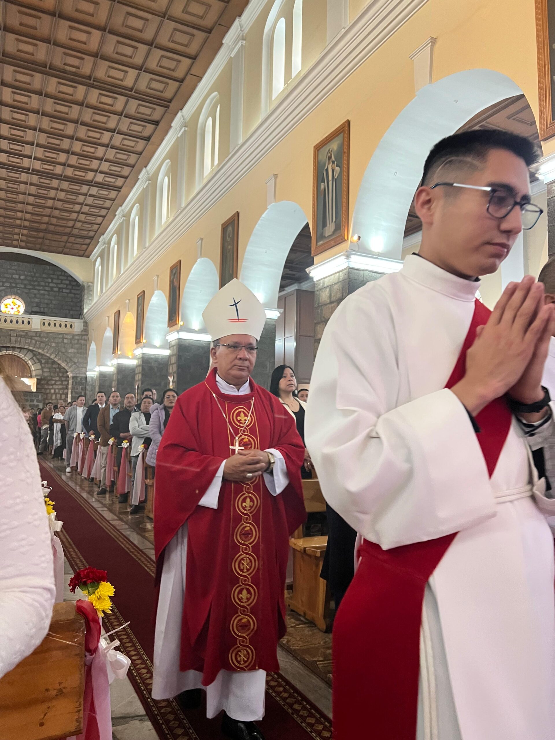 Jóvenes reciben el Sacramento de la Confirmación en la Catedral de Guaranda